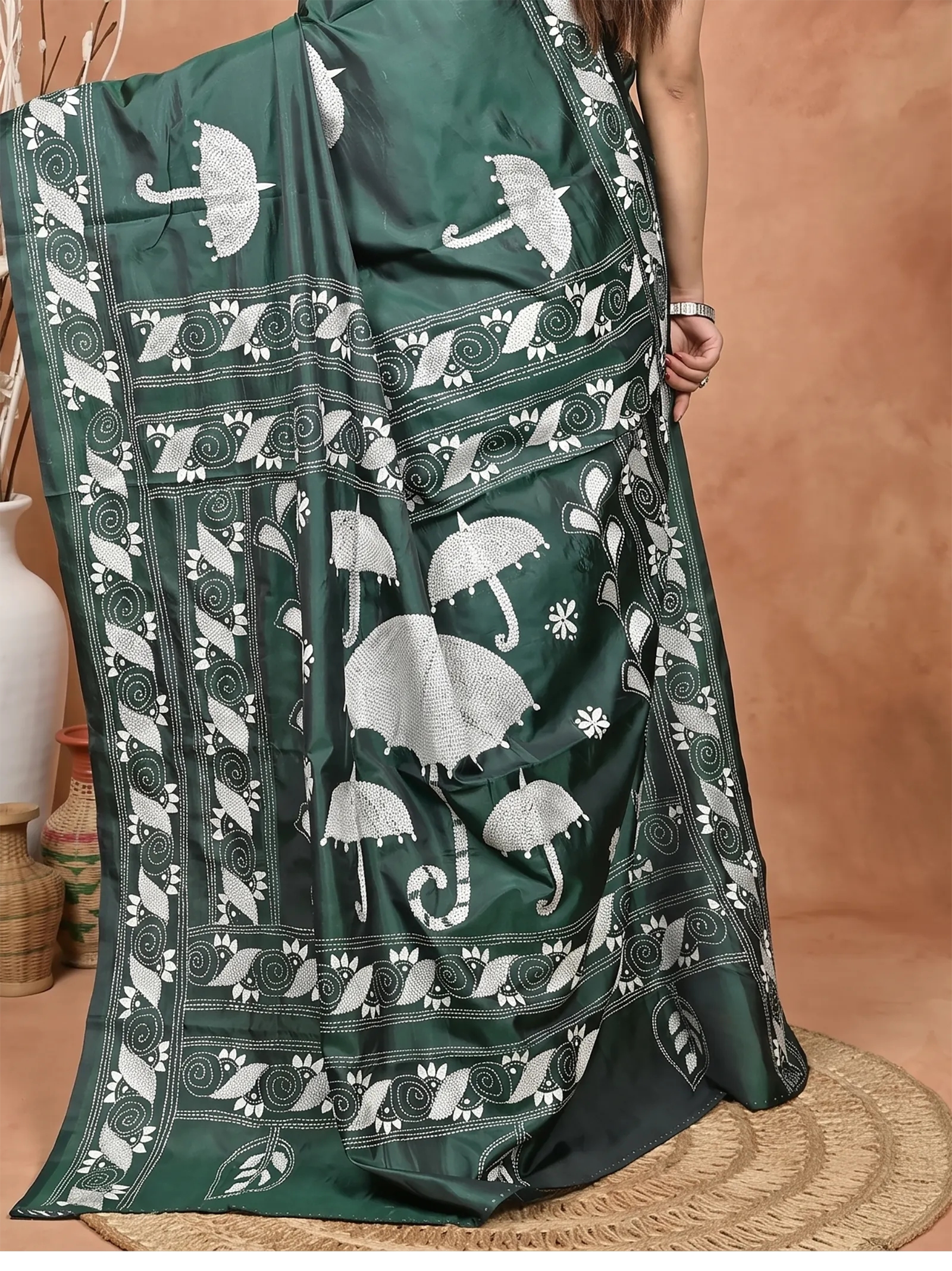 DipDiya Balgalor Art Silk  Artisan Crafted Dark Green Traditional Bengali Bolpur Kantha Stitch Saree