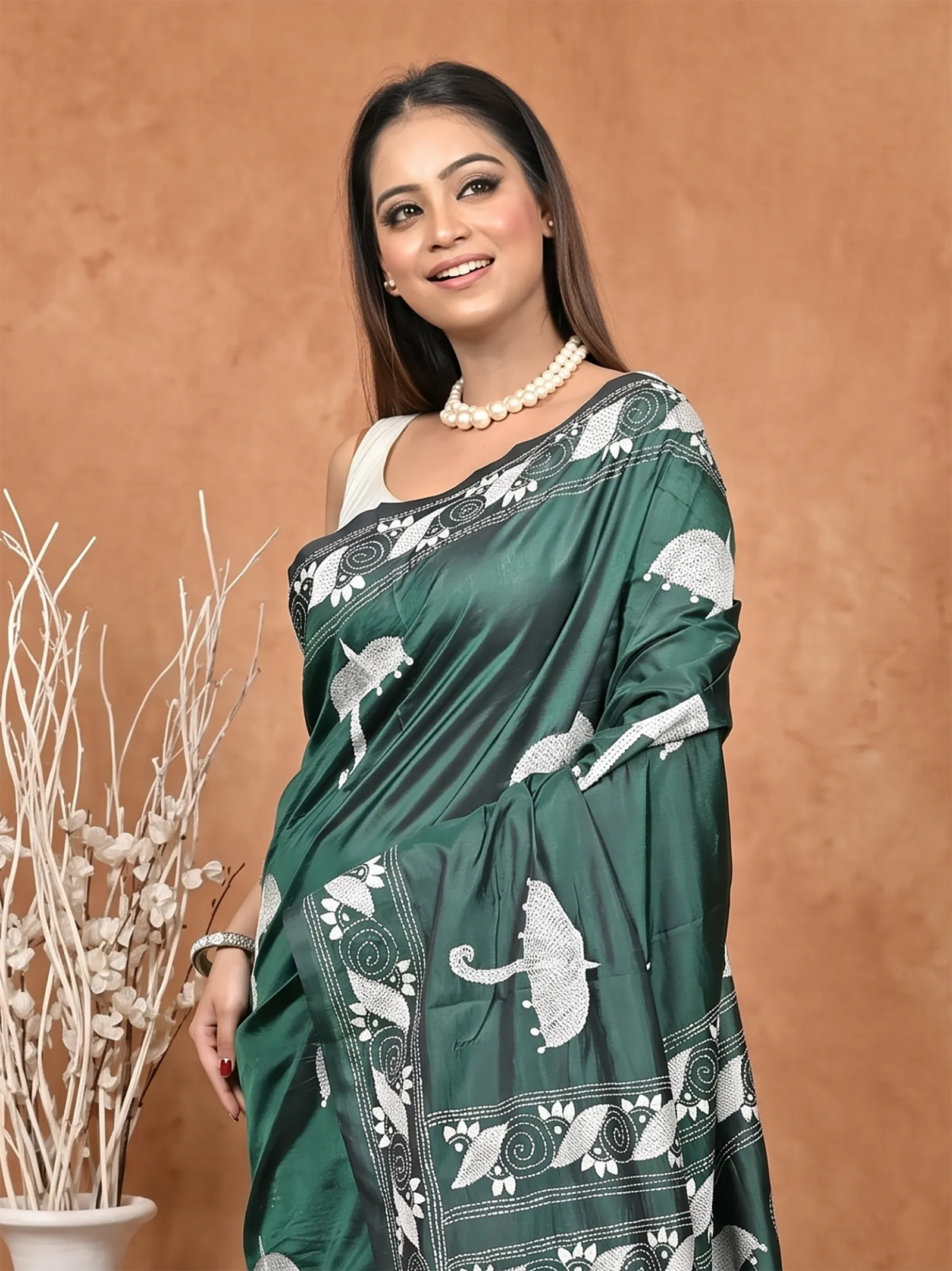 DipDiya Balgalor Art Silk  Artisan Crafted Dark Green Traditional Bengali Bolpur Kantha Stitch Saree