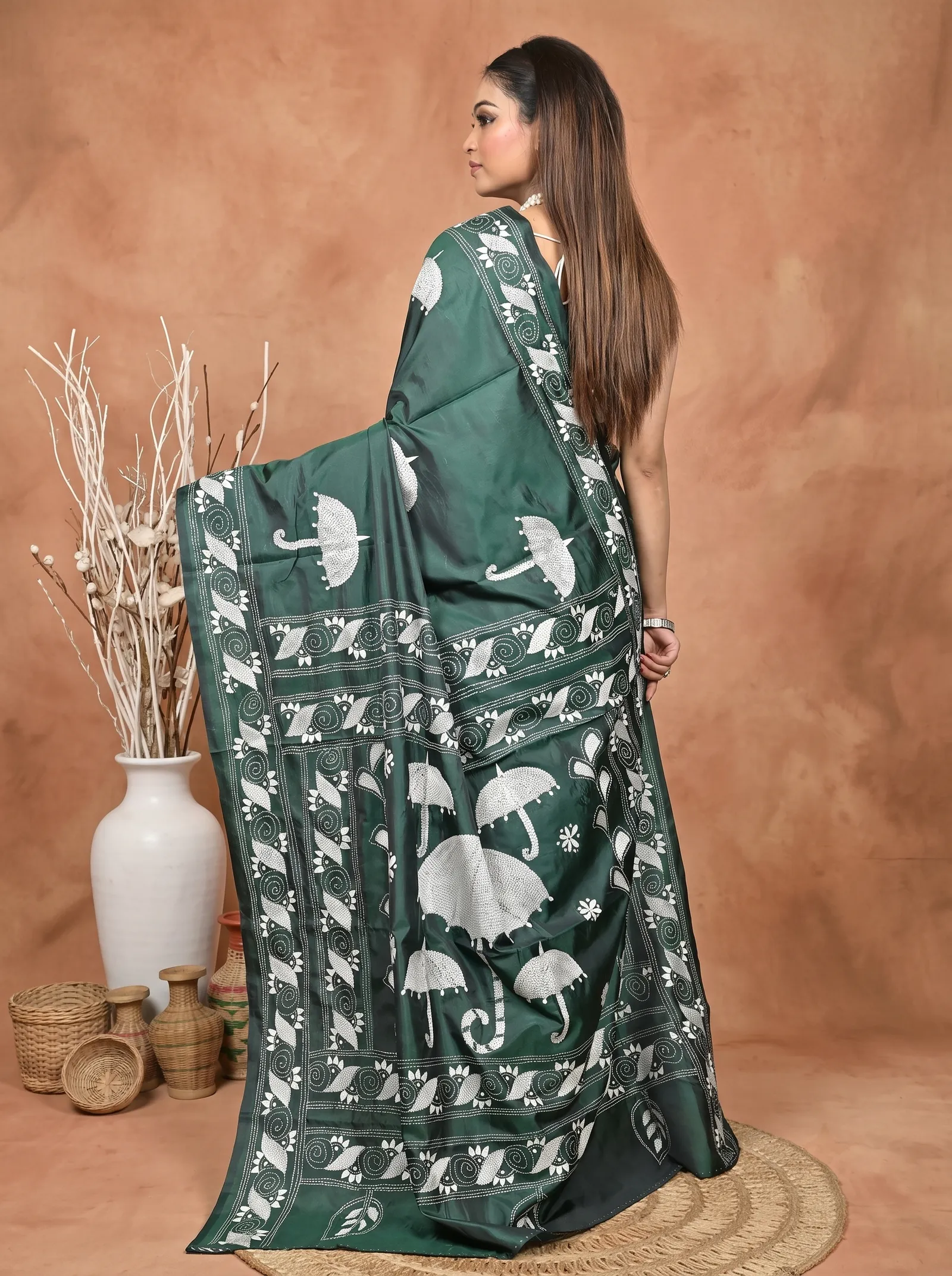 DipDiya Balgalor Art Silk  Artisan Crafted Dark Green Traditional Bengali Bolpur Kantha Stitch Saree