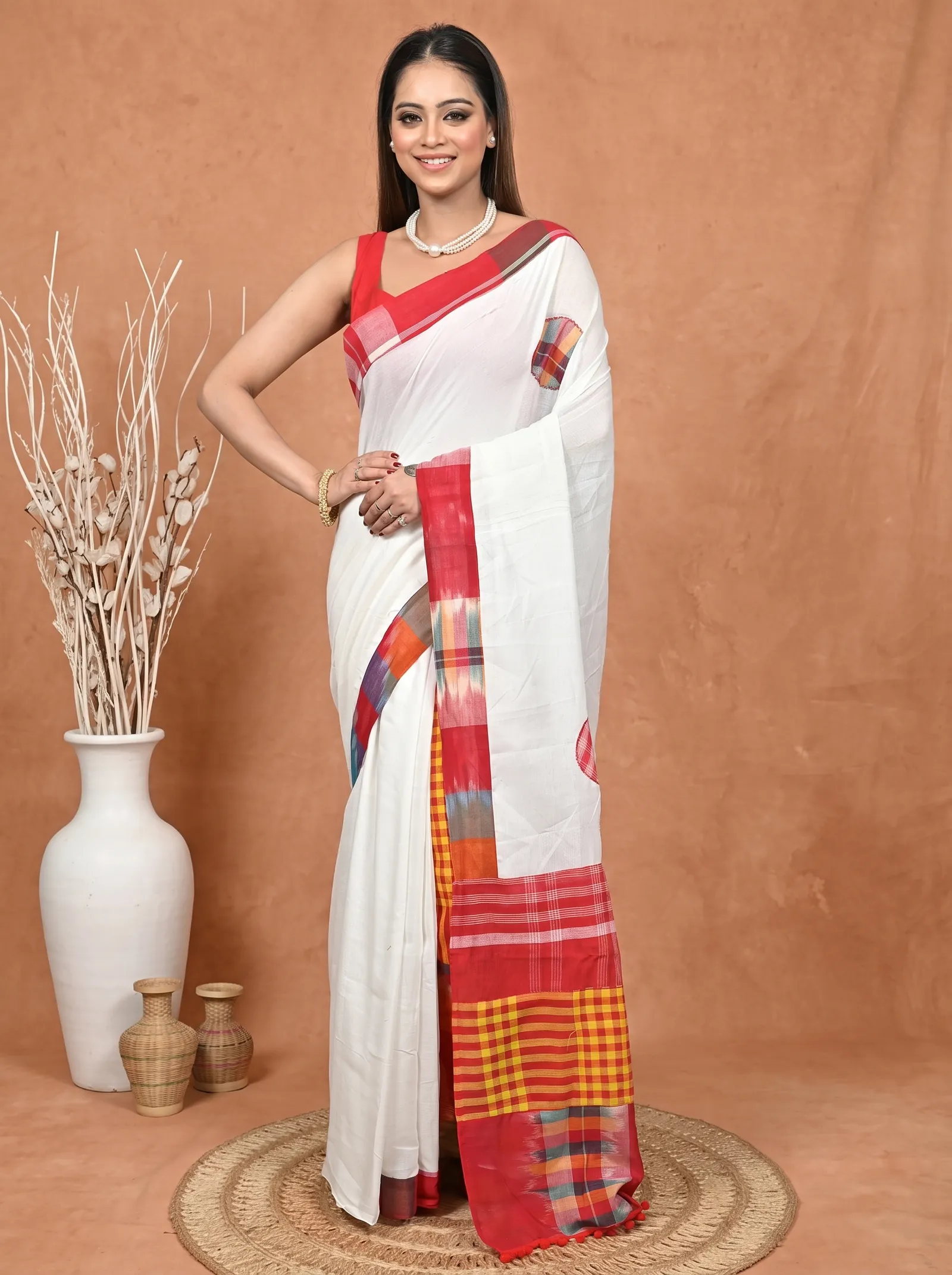 DipDiya Blended Cotton  Artisan Crafted White Red Traditional Bengali Aplika Mix Applique Saree