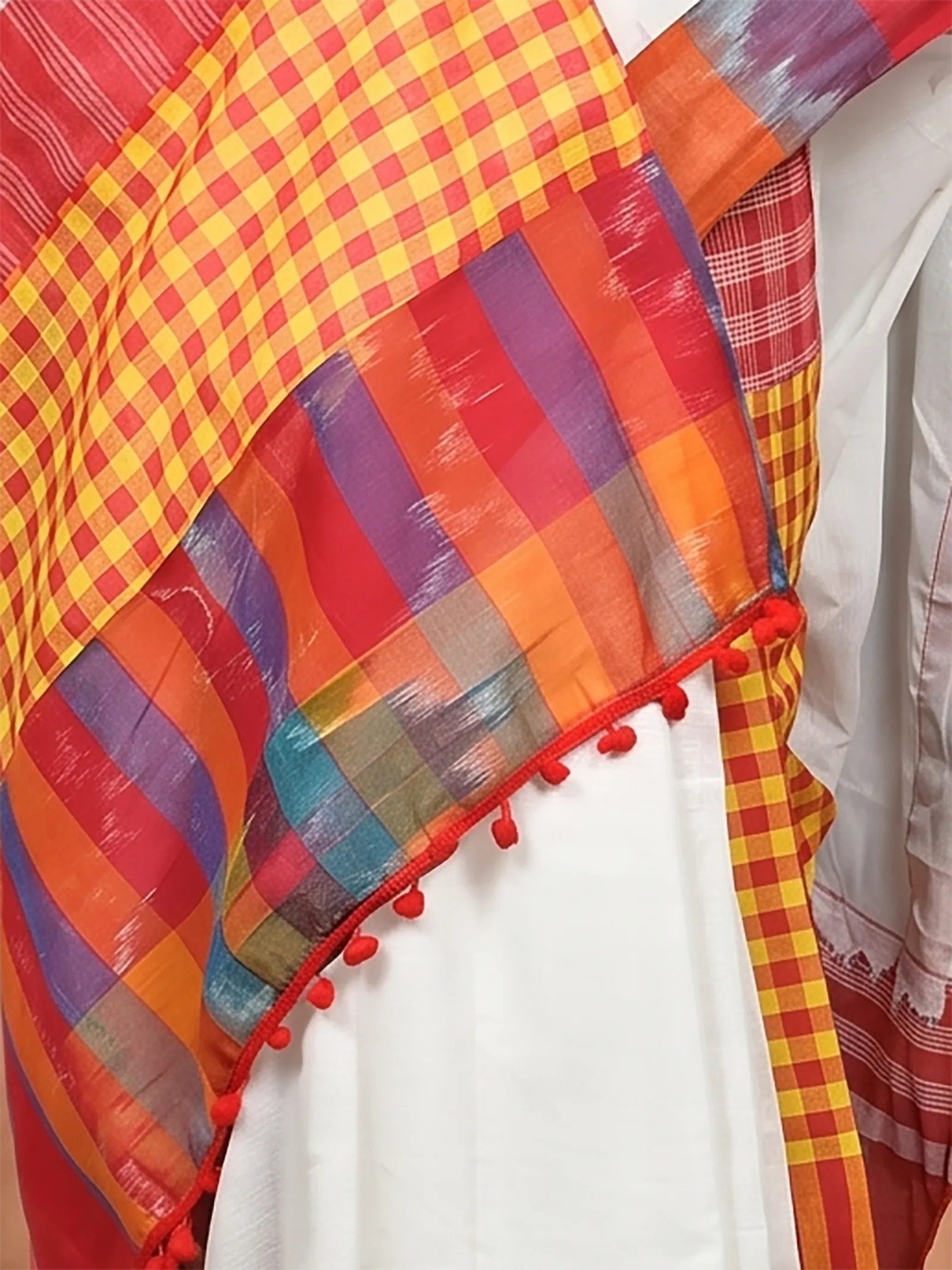 DipDiya Blended Cotton  Artisan Crafted White Red Traditional Bengali Aplika Mix Applique Saree