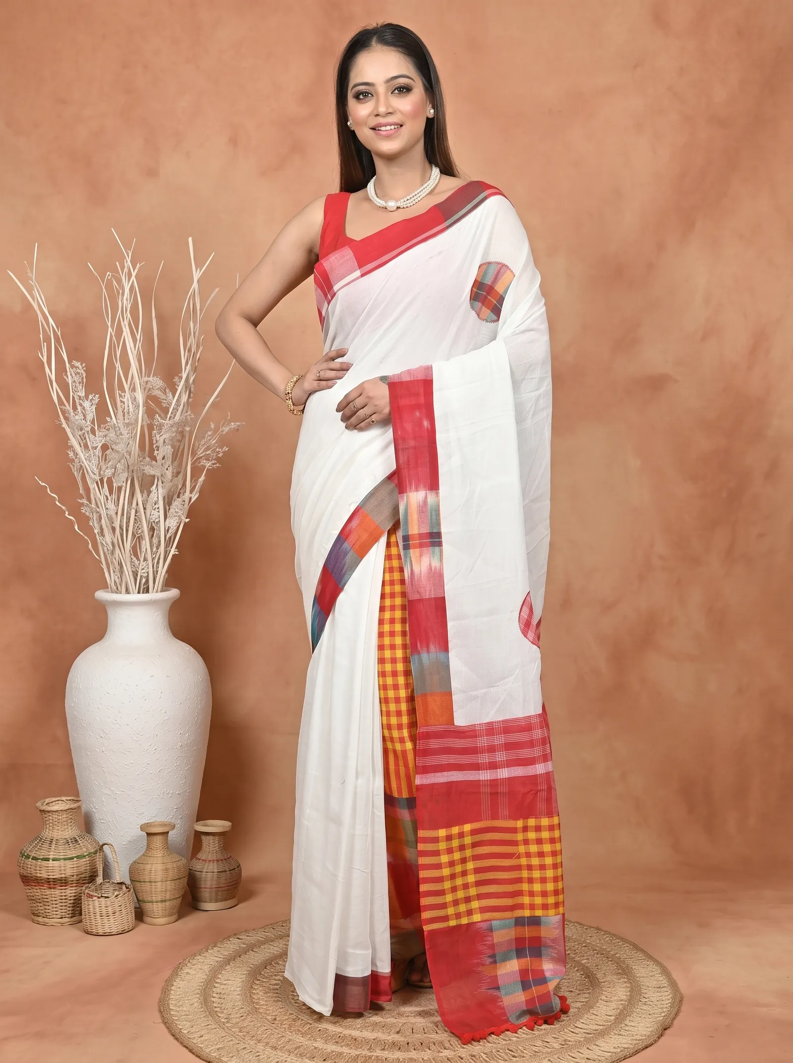 DipDiya Blended Cotton  Artisan Crafted White Red Traditional Bengali Aplika Mix Applique Saree