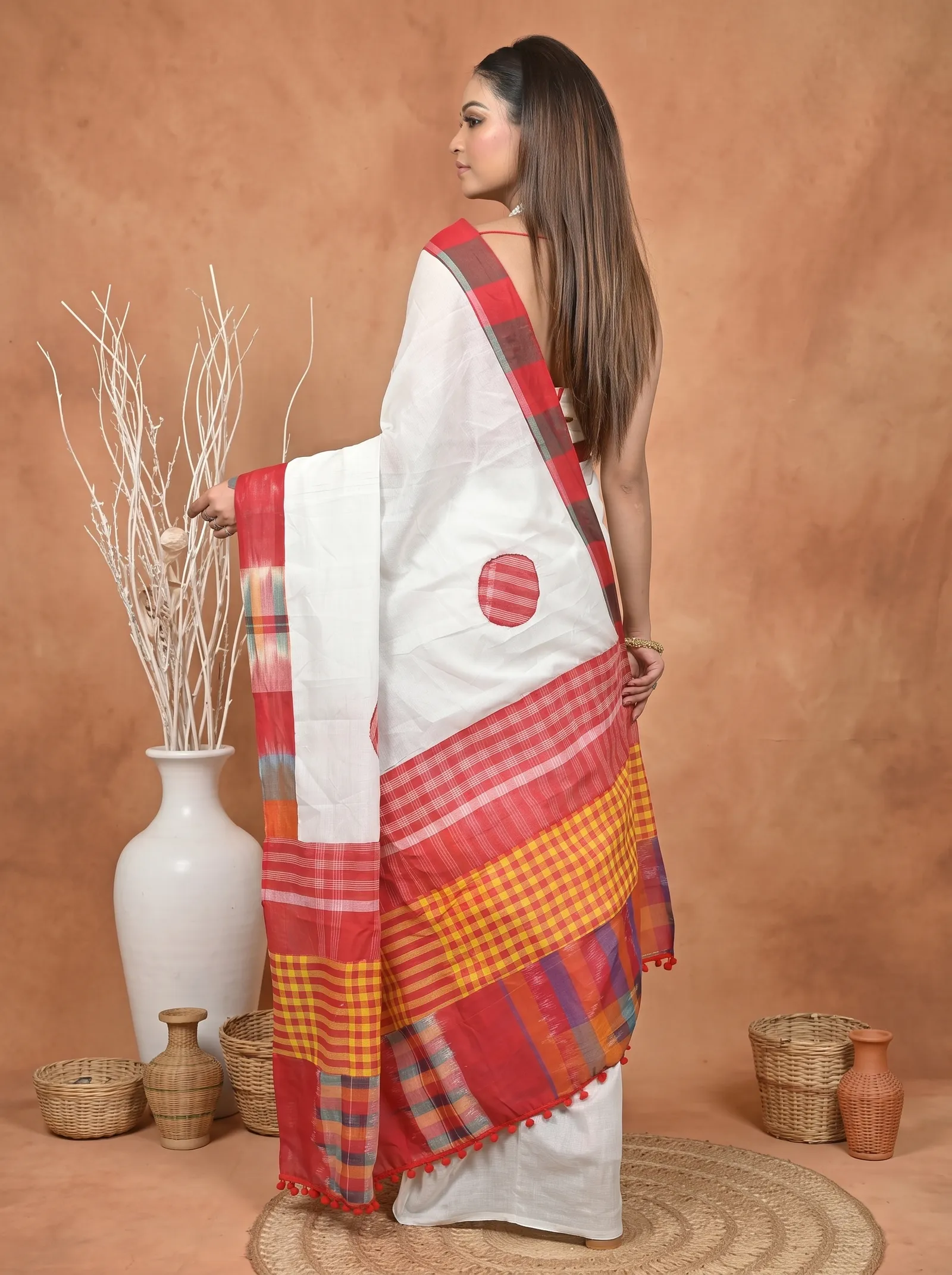 DipDiya Blended Cotton  Artisan Crafted White Red Traditional Bengali Aplika Mix Applique Saree