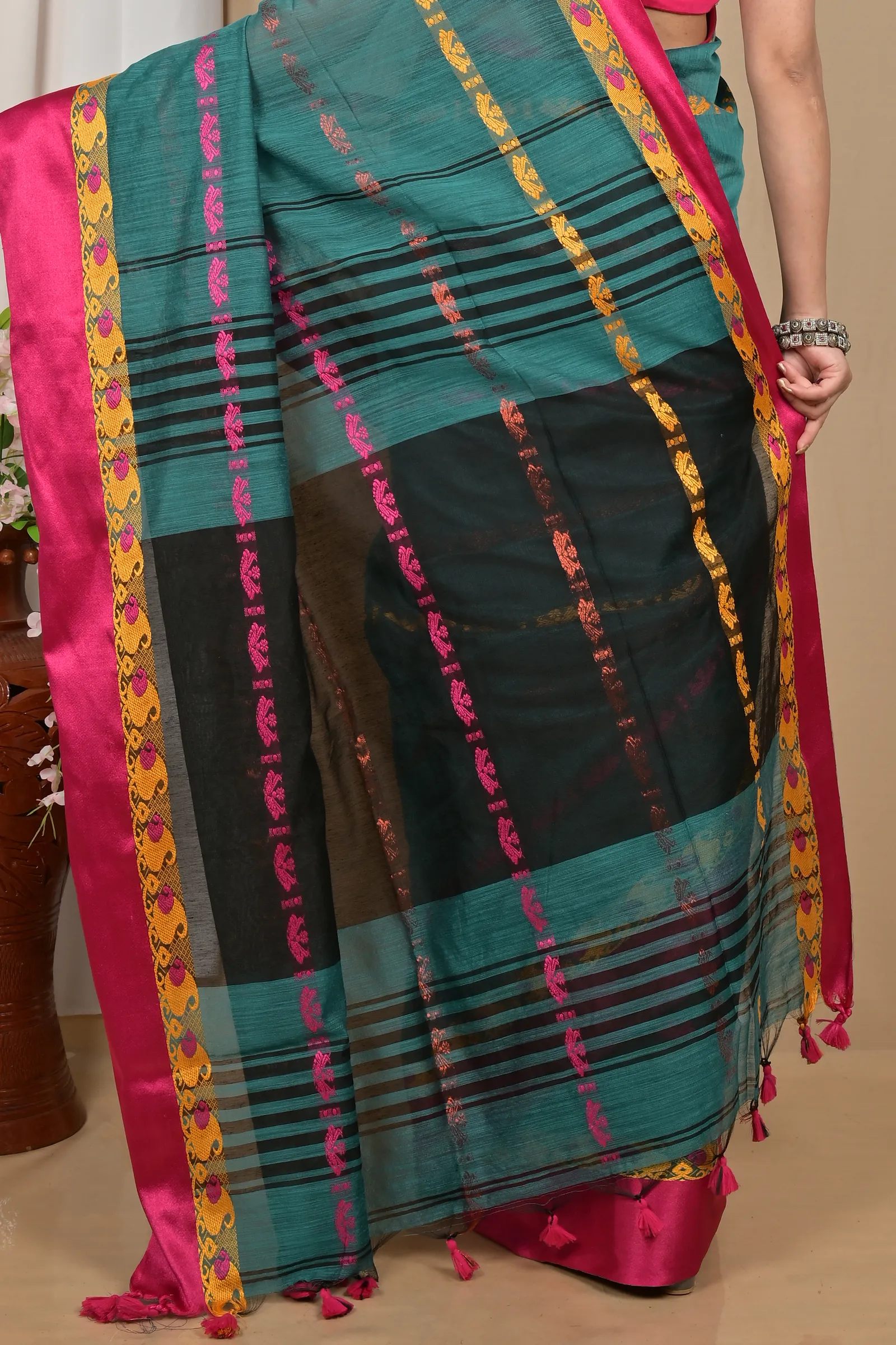 DipDiya Blended Cotton Dark Green Achsit Artisan Crafted Handloom Sarees