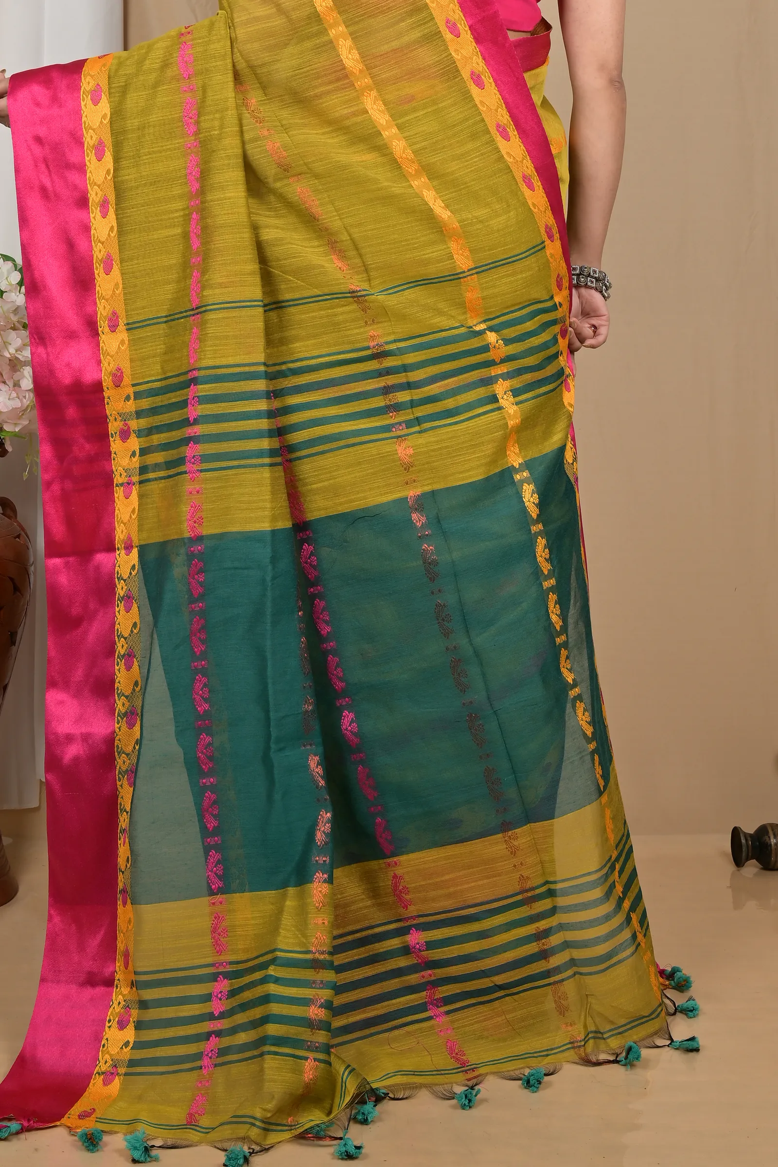 DipDiya Blended Cotton Mehendi Green Achsit Wrapped in Heritage Handloom Sarees