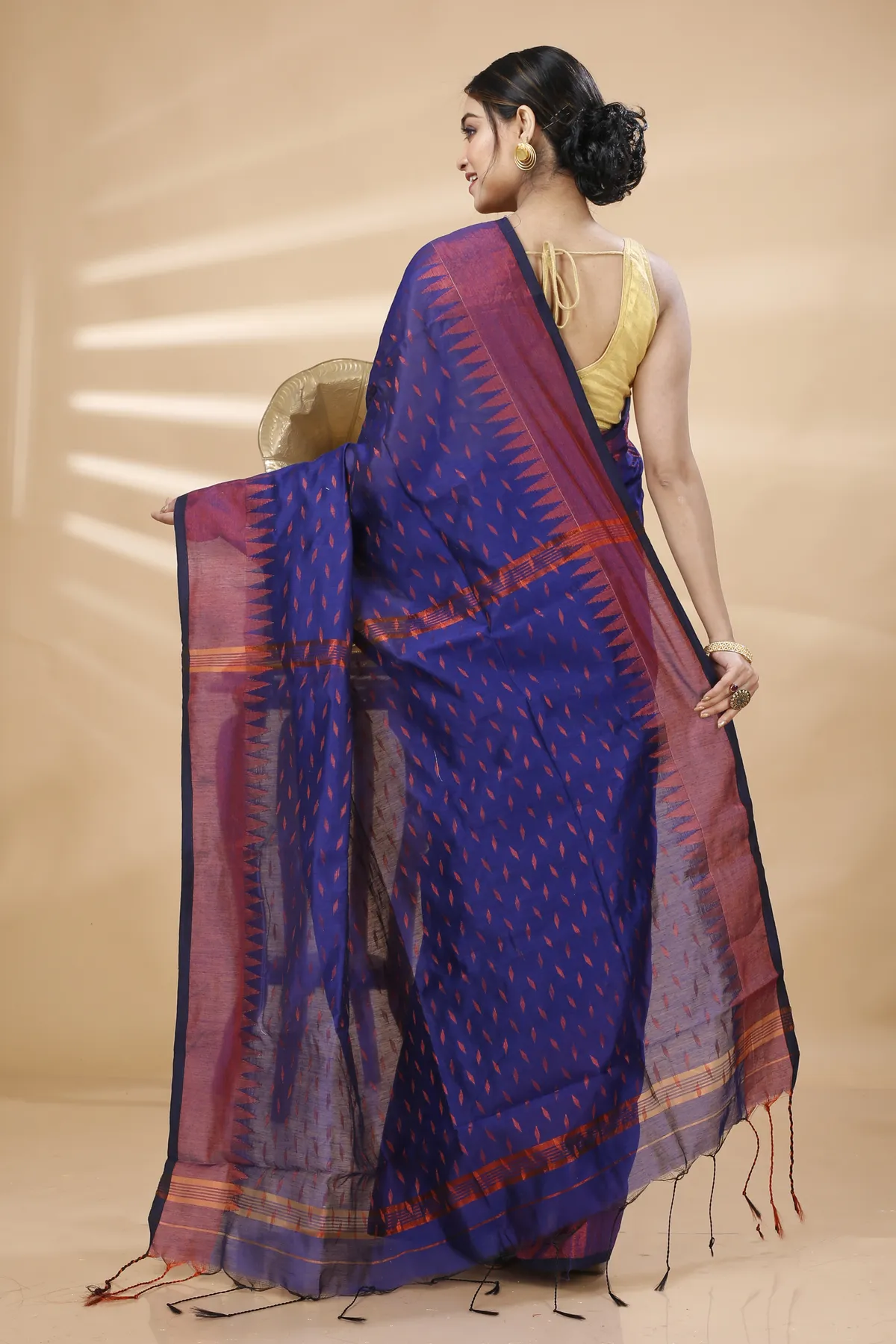 DipDiya Blended Cotton Naby Blue Prisha Masterfully Woven Handloom Sarees
