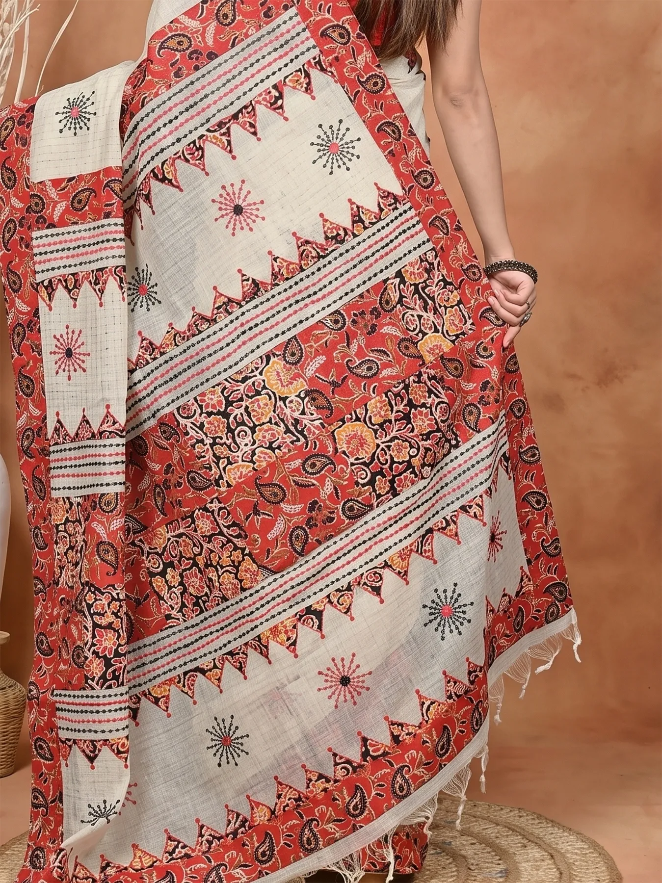 DipDiya Blended Cotton Red White  Aplika Mix Heritage of Bengali Applique Sarees
