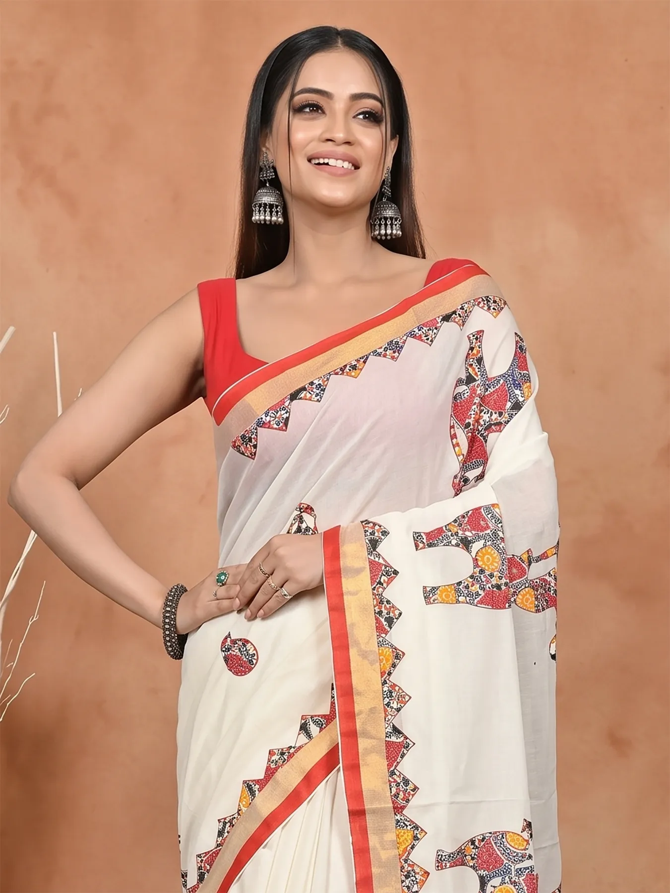 DipDiya Blended Cotton White and Red Aplika Mix Heritage of Bengali Applique Sarees