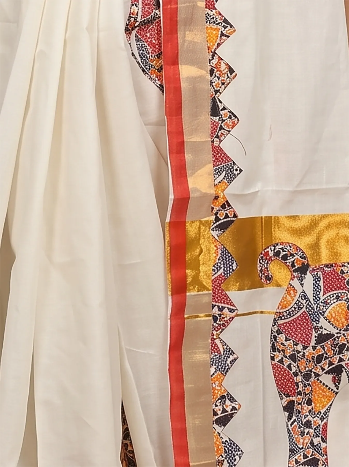 DipDiya Blended Cotton White and Red Aplika Mix Heritage of Bengali Applique Sarees