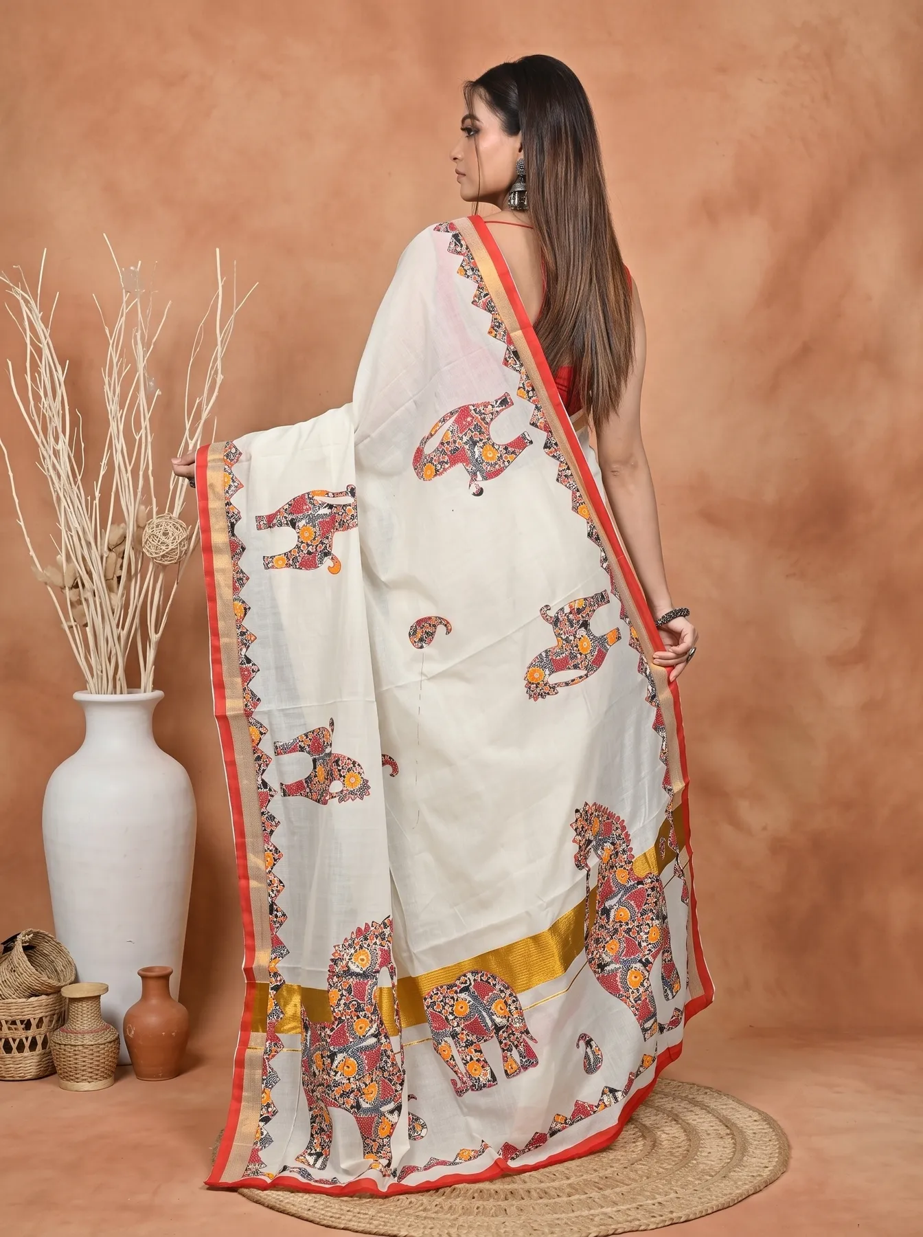 DipDiya Blended Cotton White and Red Aplika Mix Heritage of Bengali Applique Sarees