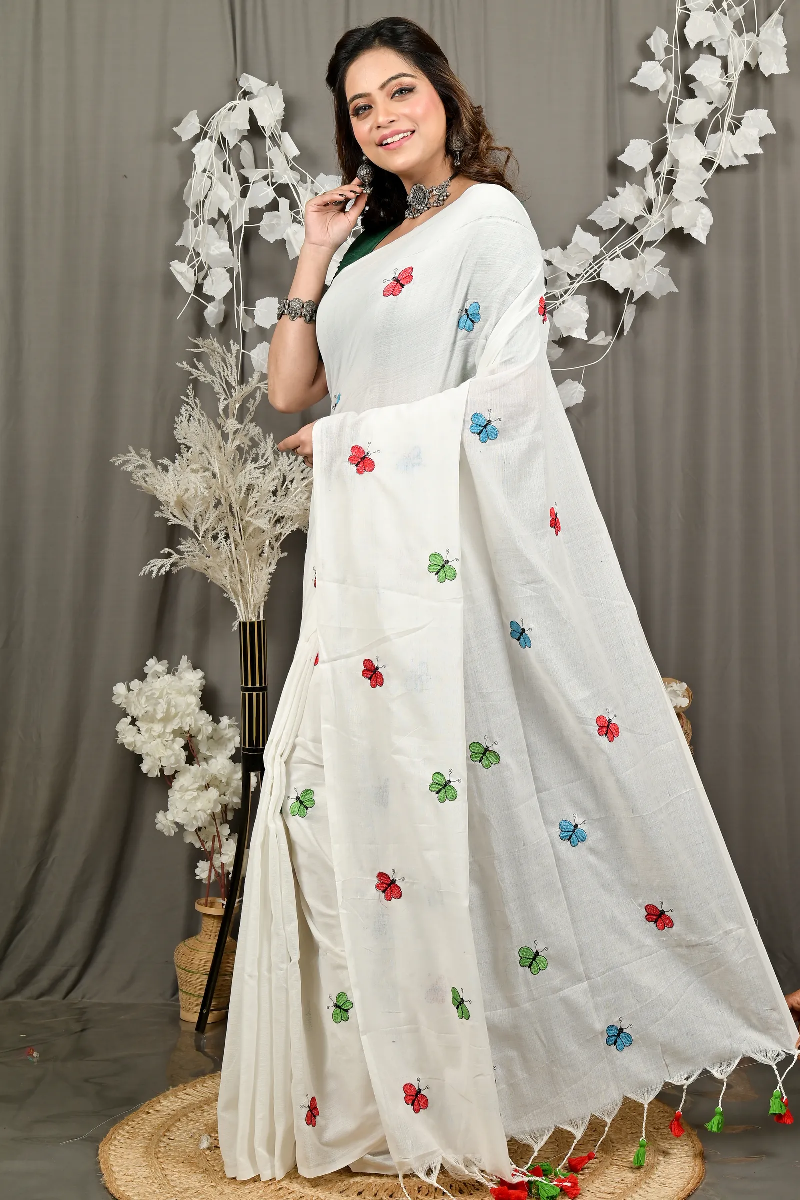 DipDiya Blended Cotton White Foyeli Pure Bengali Grace Embroidery Handloom sarees