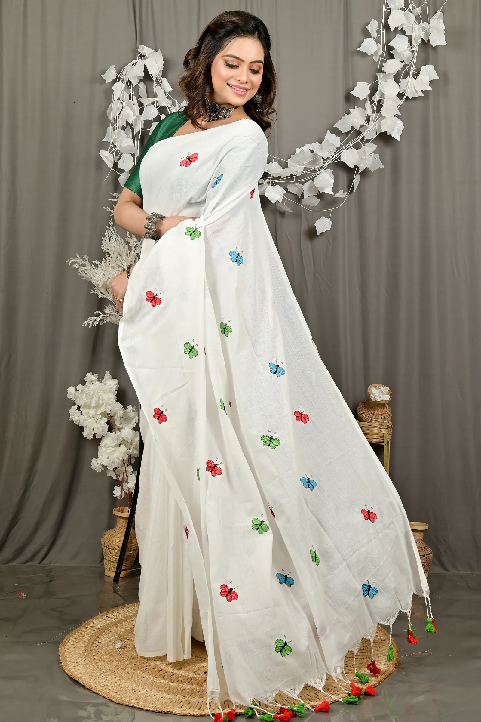 DipDiya Blended Cotton White Foyeli Pure Bengali Grace Embroidery Handloom sarees