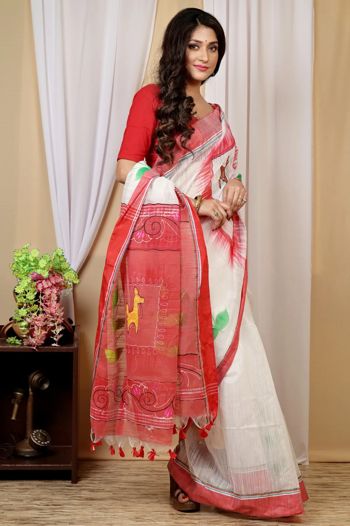 DipDiya Blended Cotton White Red Albela The Bengali Classic Hand Painted Sarees