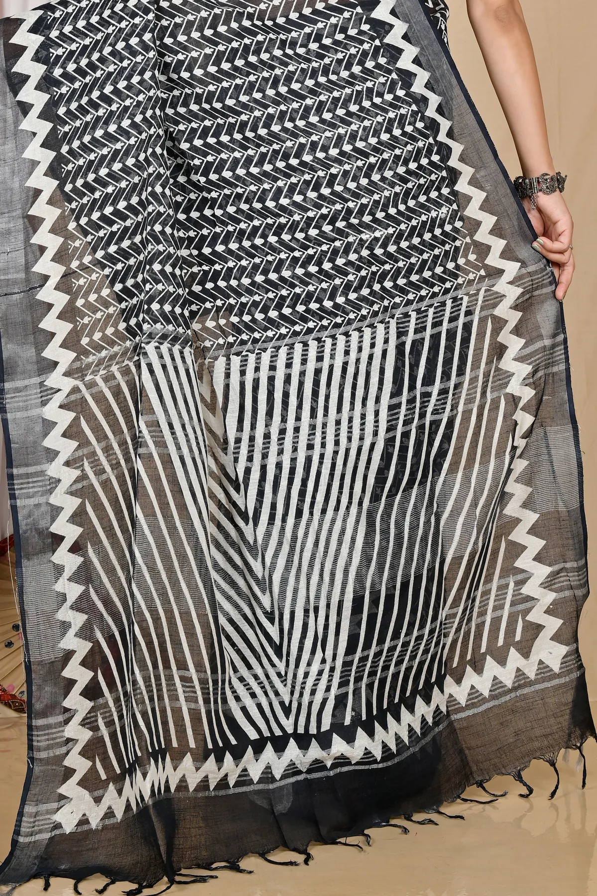 DipDiya Cotton Black Sebai Bengali Heritage Batik Print Sarees