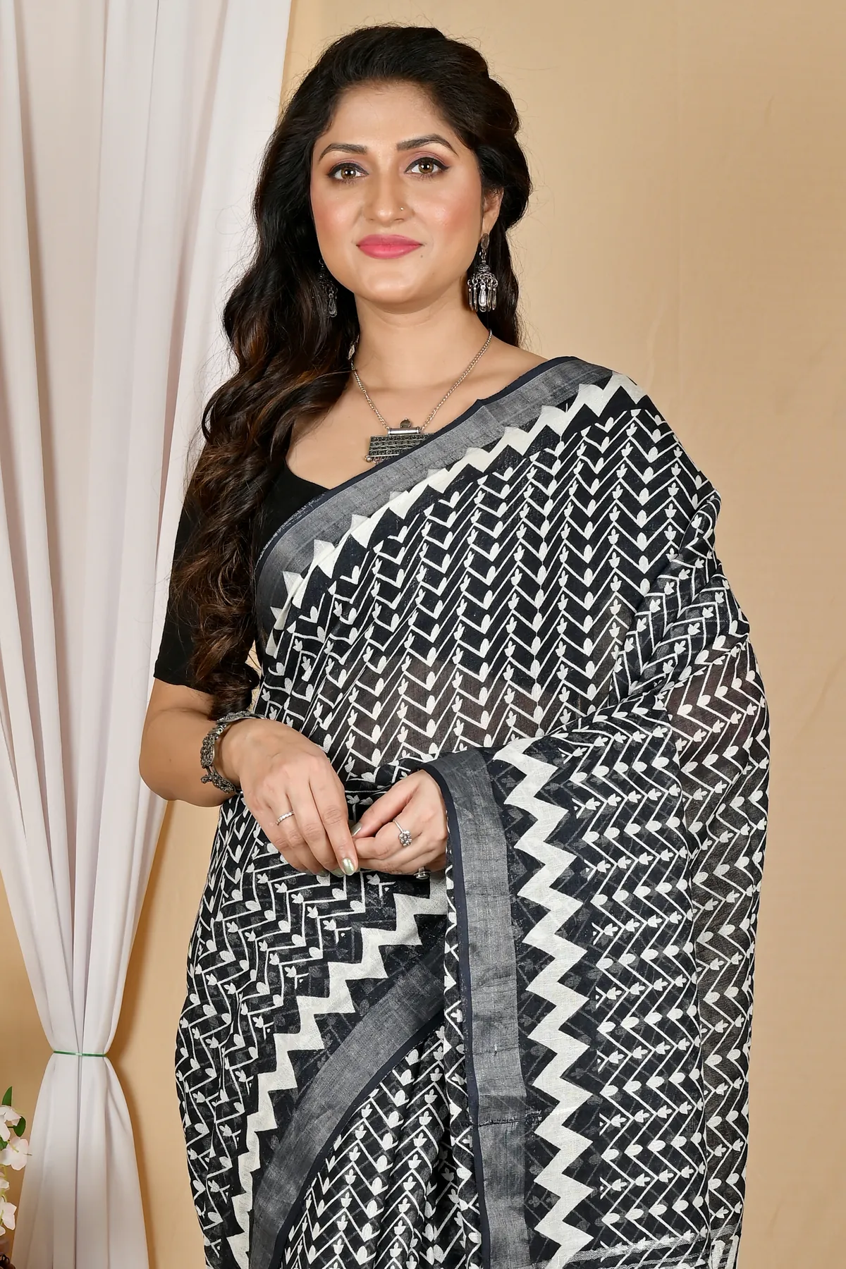 DipDiya Cotton Black Sebai Bengali Heritage Batik Print Sarees