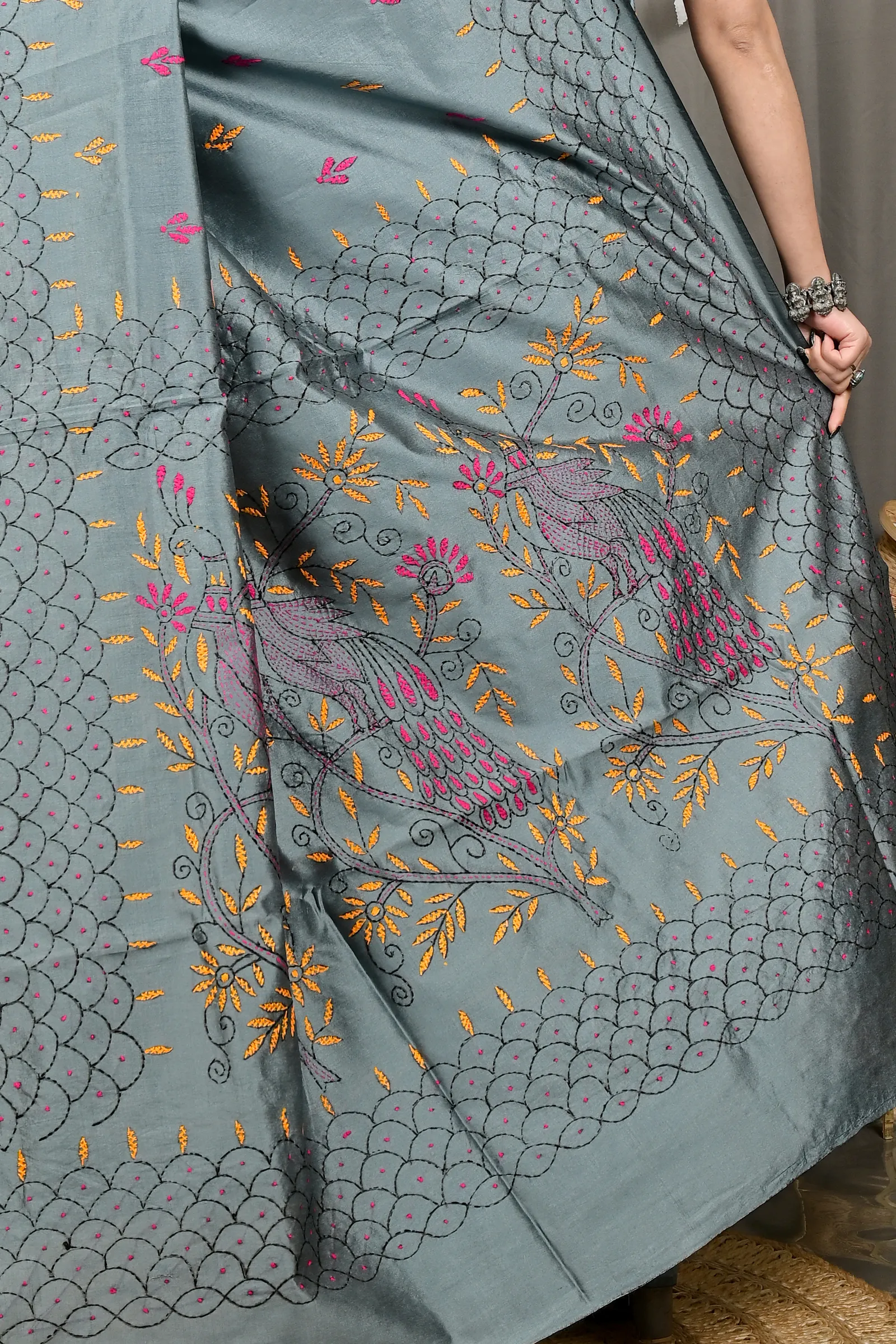 DipDiya Cotton Blend Dark Grey Dharai Timeless Elegance Kantha Stitch Sarees