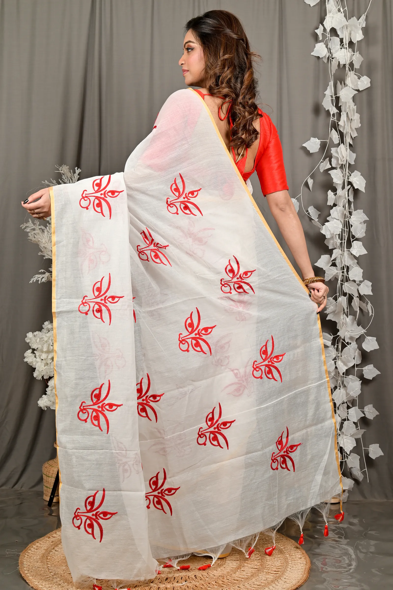 DipDiya Cotton Blend White Red Variti embhand Regal Bengali Embroidery Handloom sarees