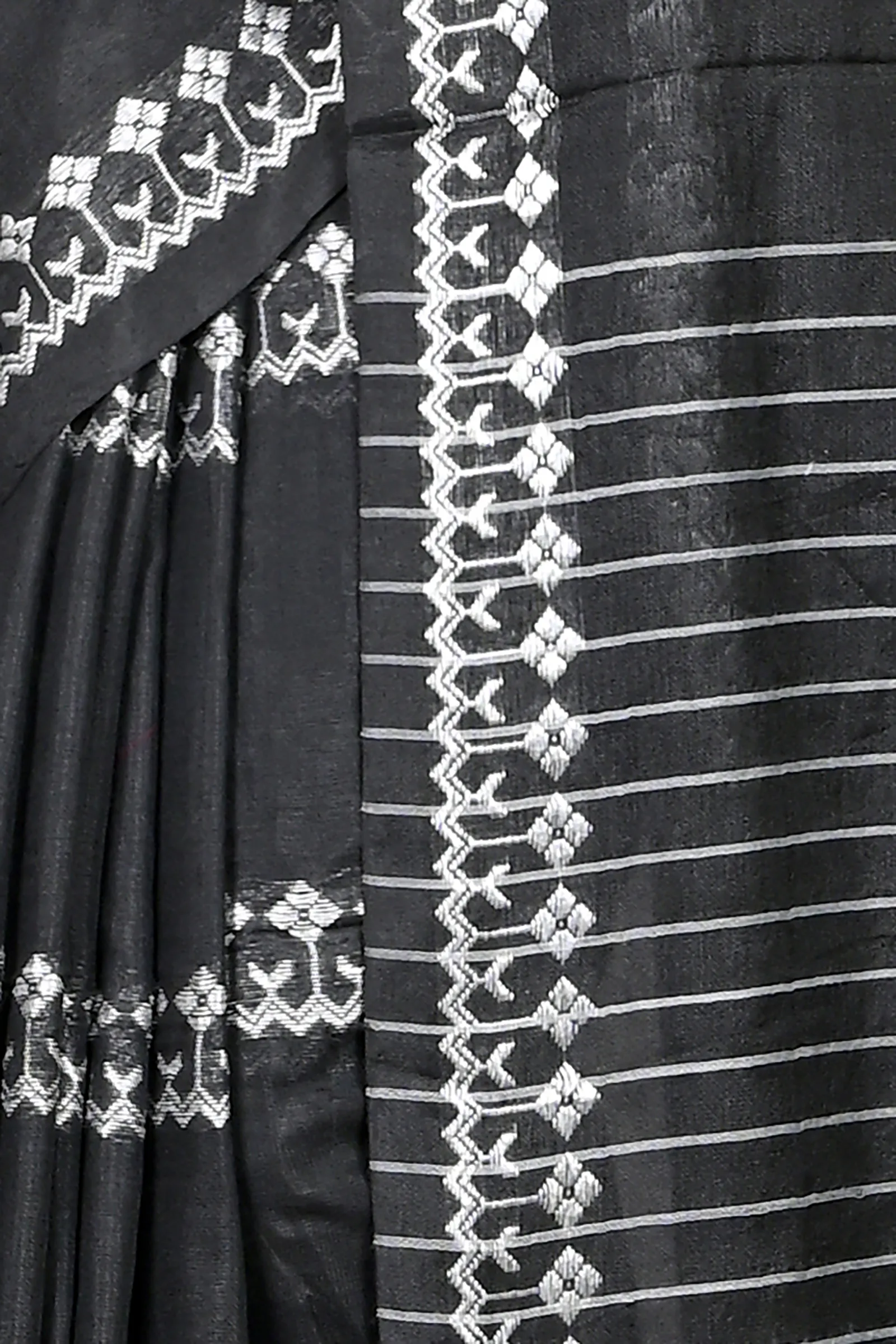 DipDiya Cotton Blended Black Pareta Crafted in Bengal Handloom Sarees