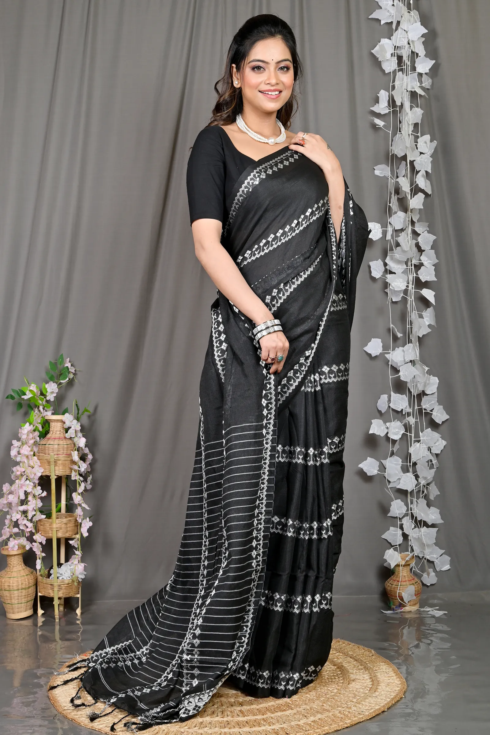DipDiya Cotton Blended Black Pareta Crafted in Bengal Handloom Sarees