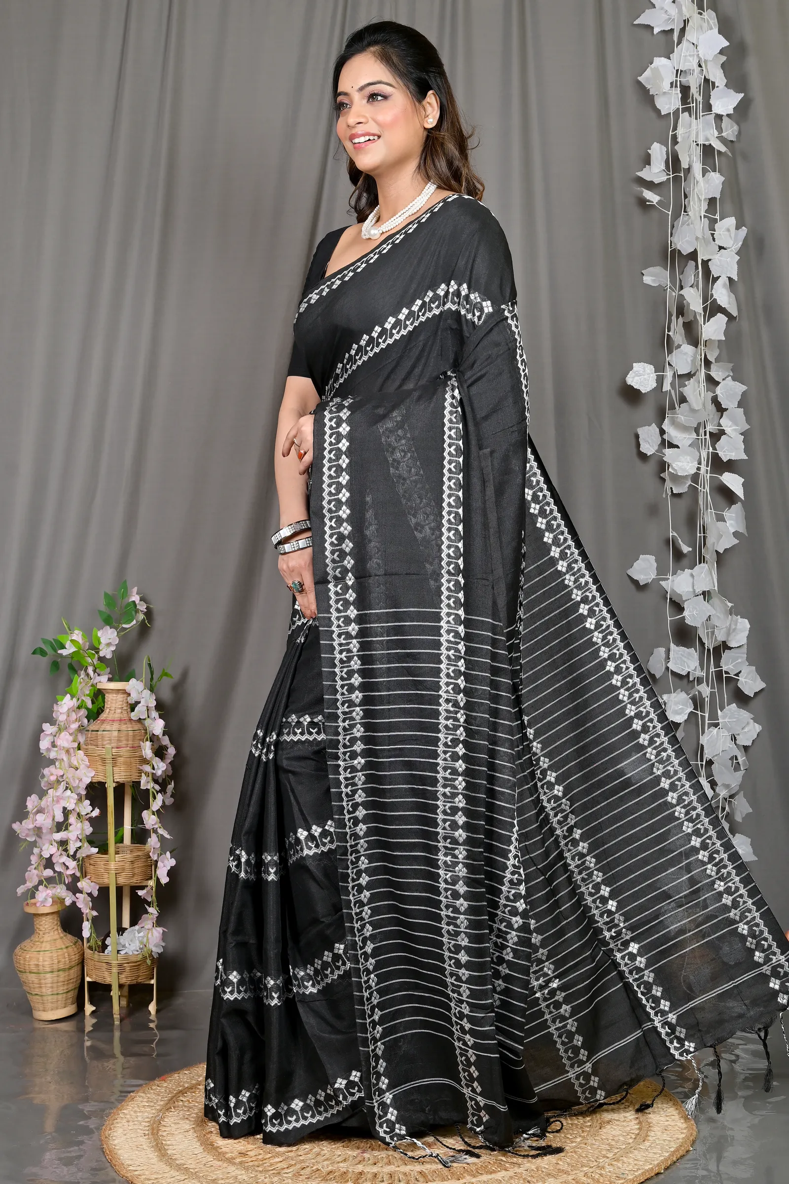 DipDiya Cotton Blended Black Pareta Crafted in Bengal Handloom Sarees