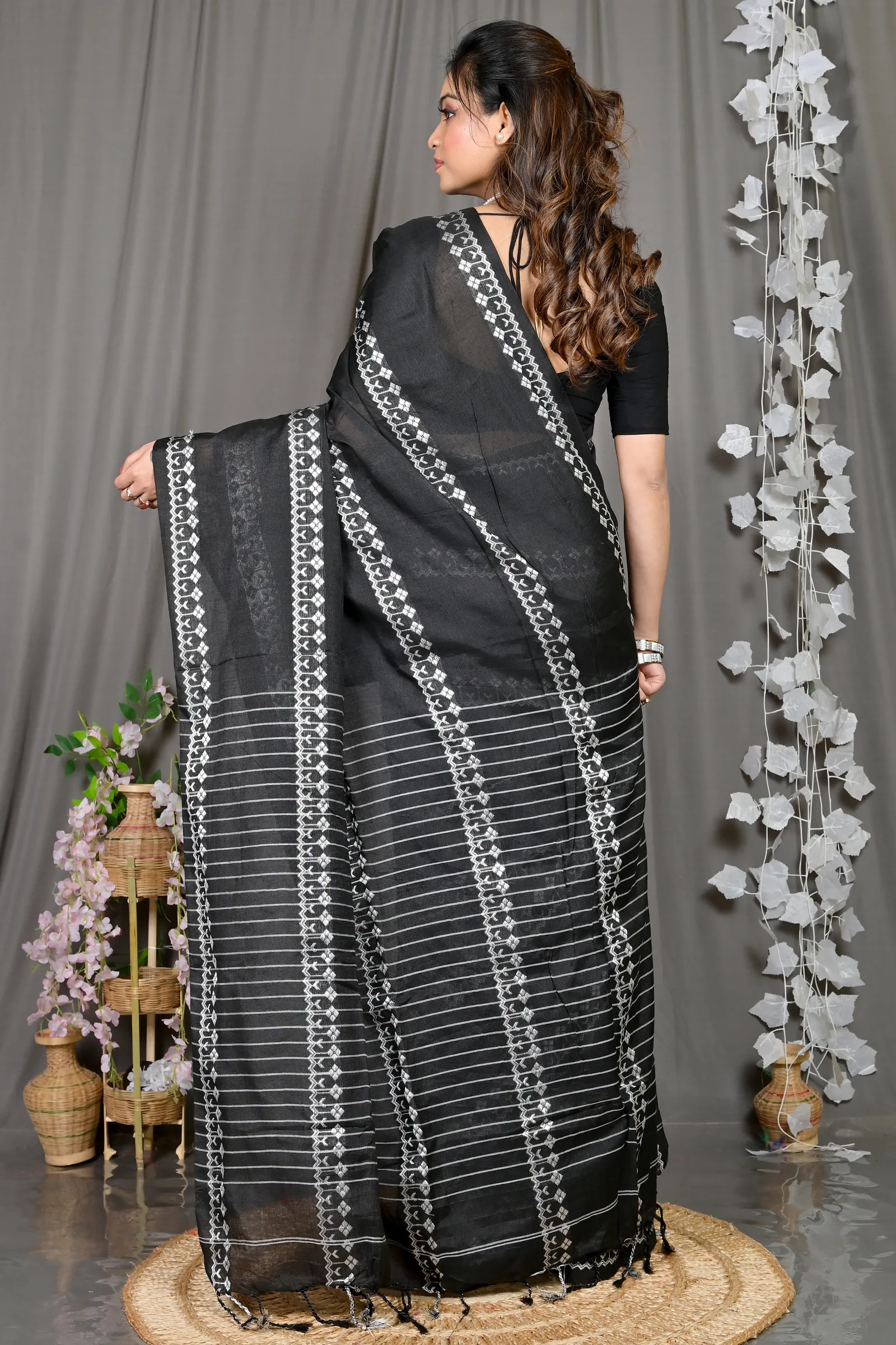 DipDiya Cotton Blended Black Pareta Crafted in Bengal Handloom Sarees