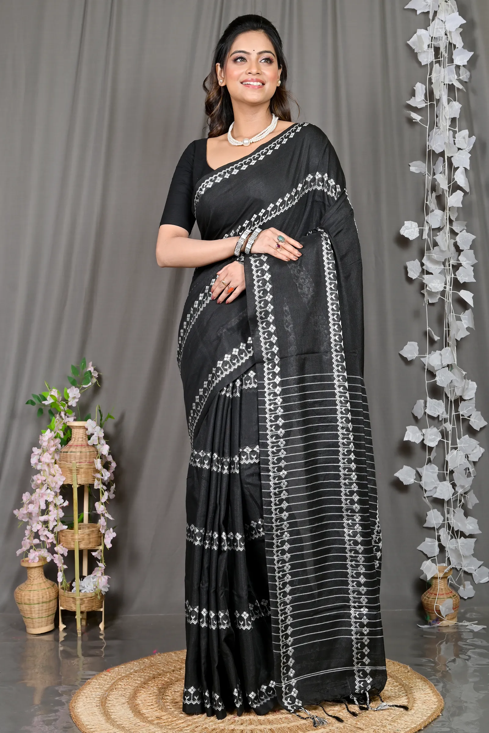 DipDiya Cotton Blended Black Pareta Crafted in Bengal Handloom Sarees
