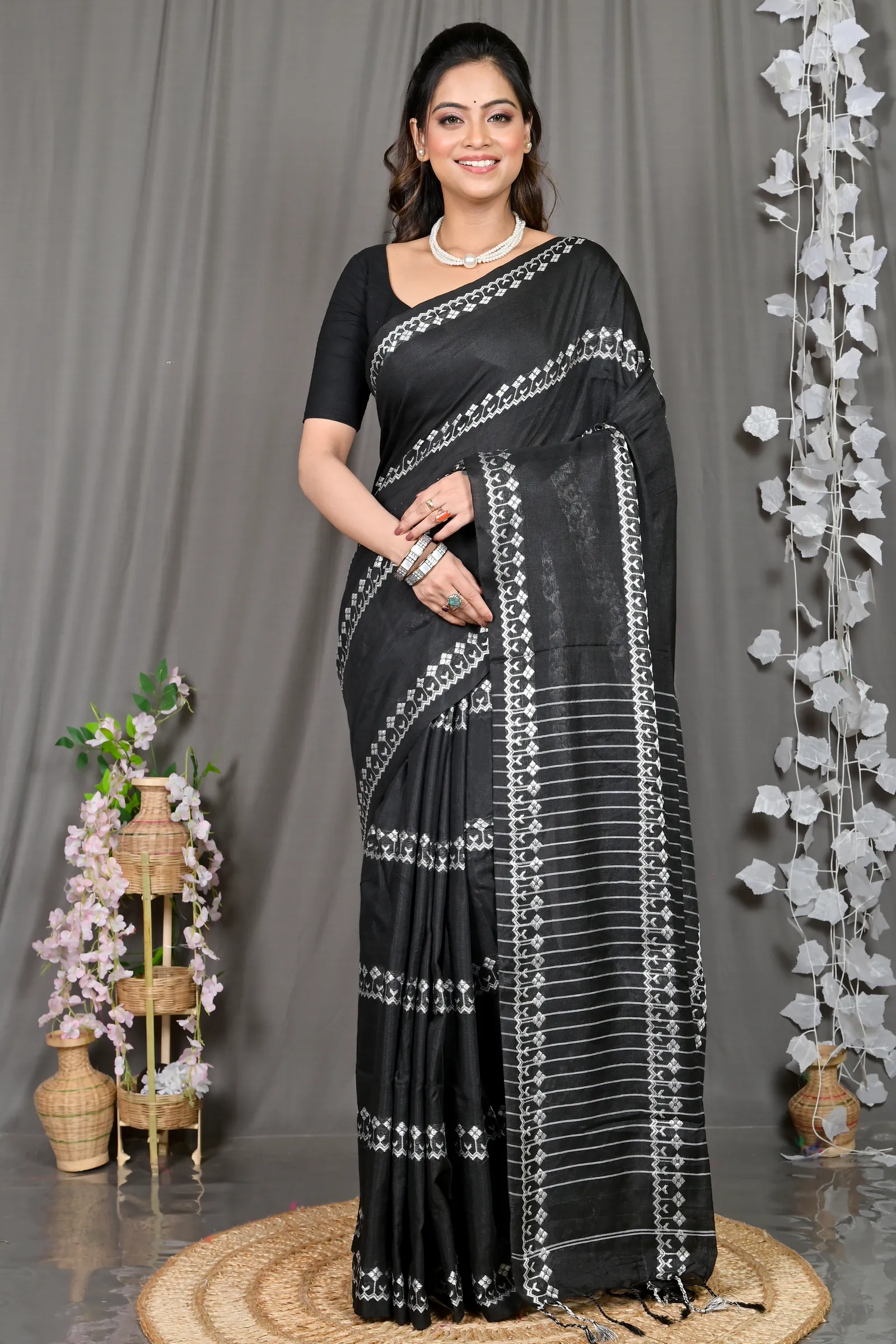 DipDiya Cotton Blended Black Pareta Crafted in Bengal Handloom Sarees