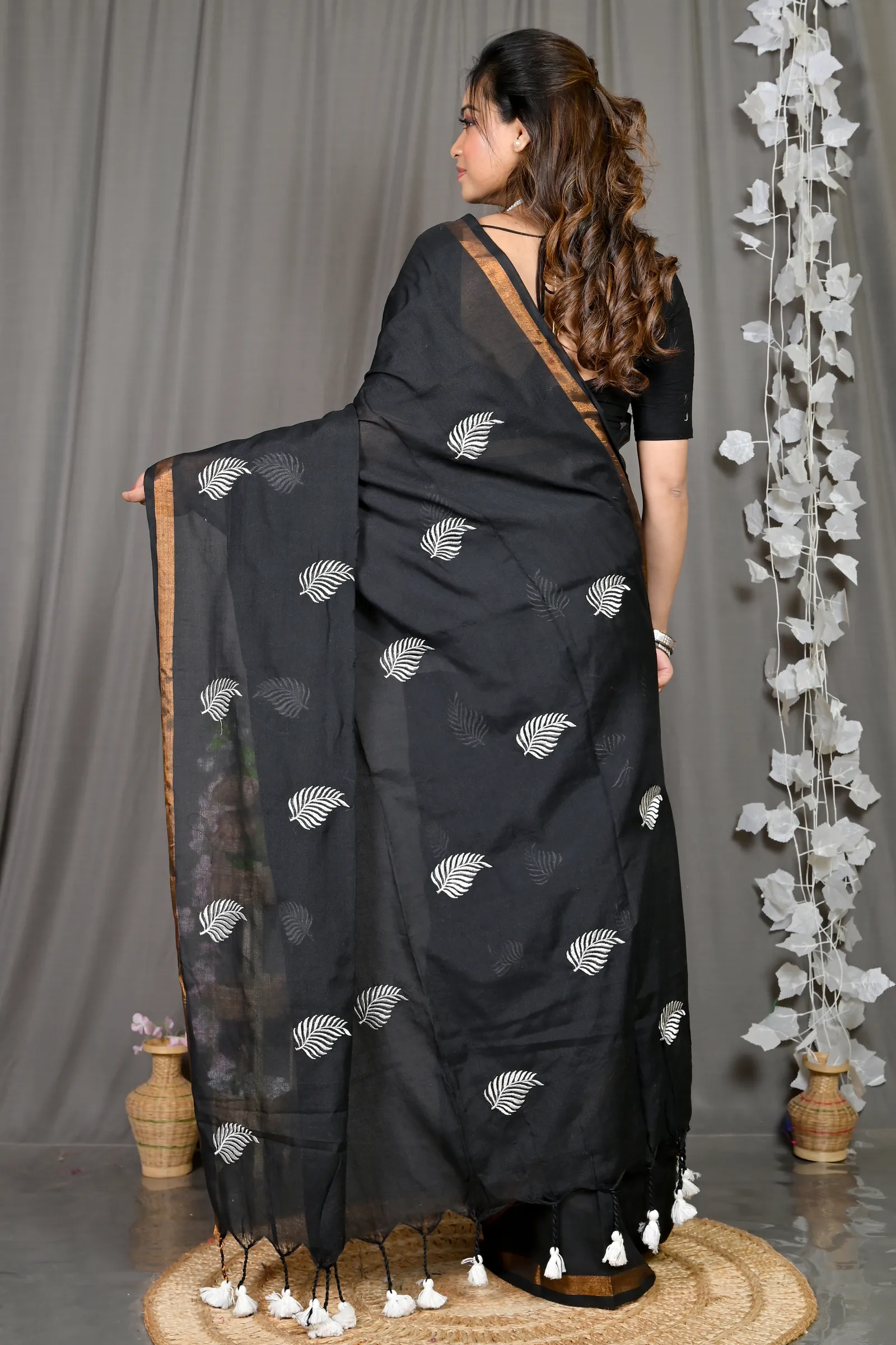 DipDiya Cotton Blended Black Parin Tradition in Every Thread Handloom Sarees