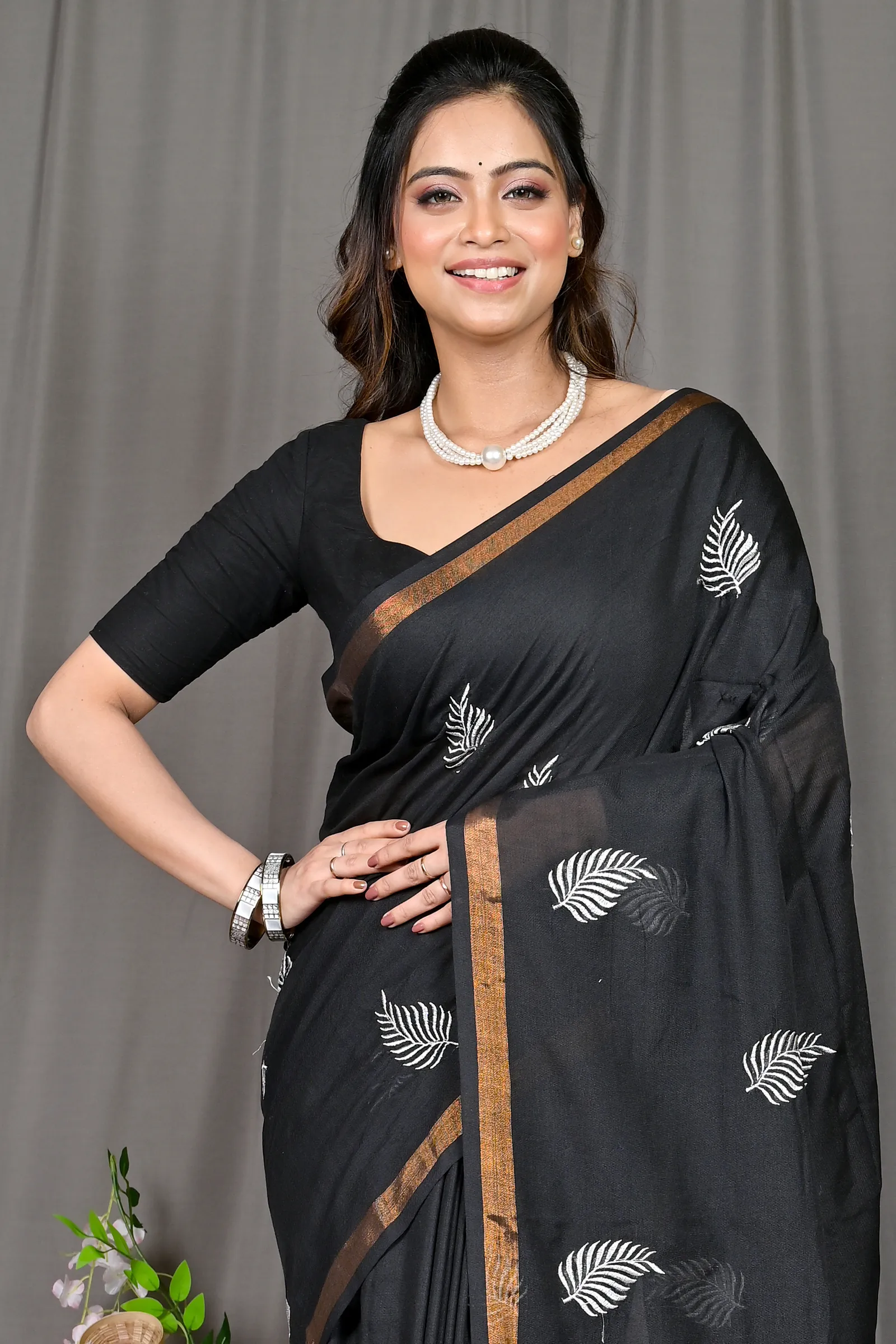 DipDiya Cotton Blended Black Parin Tradition in Every Thread Handloom Sarees
