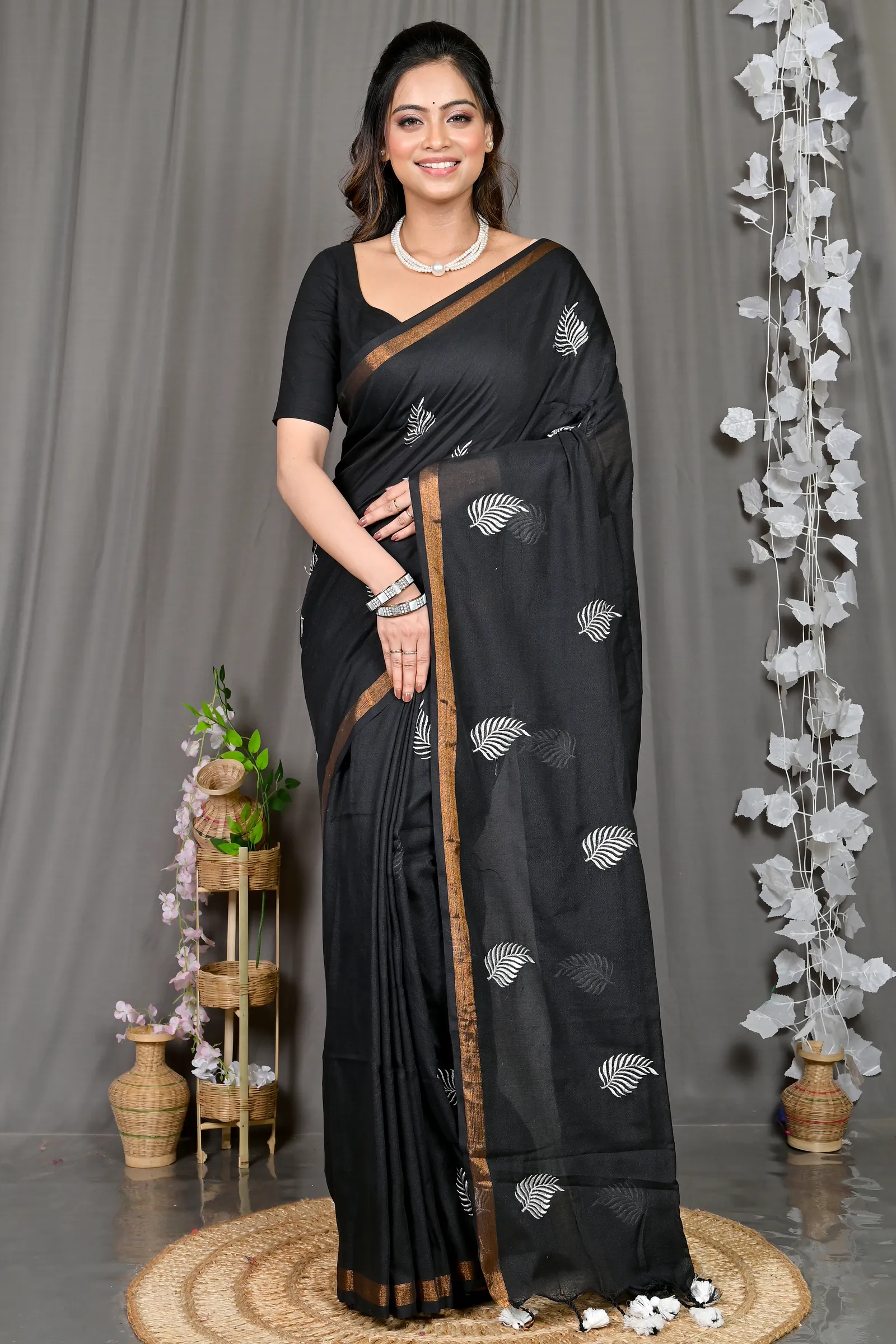 DipDiya Cotton Blended Black Parin Tradition in Every Thread Handloom Sarees