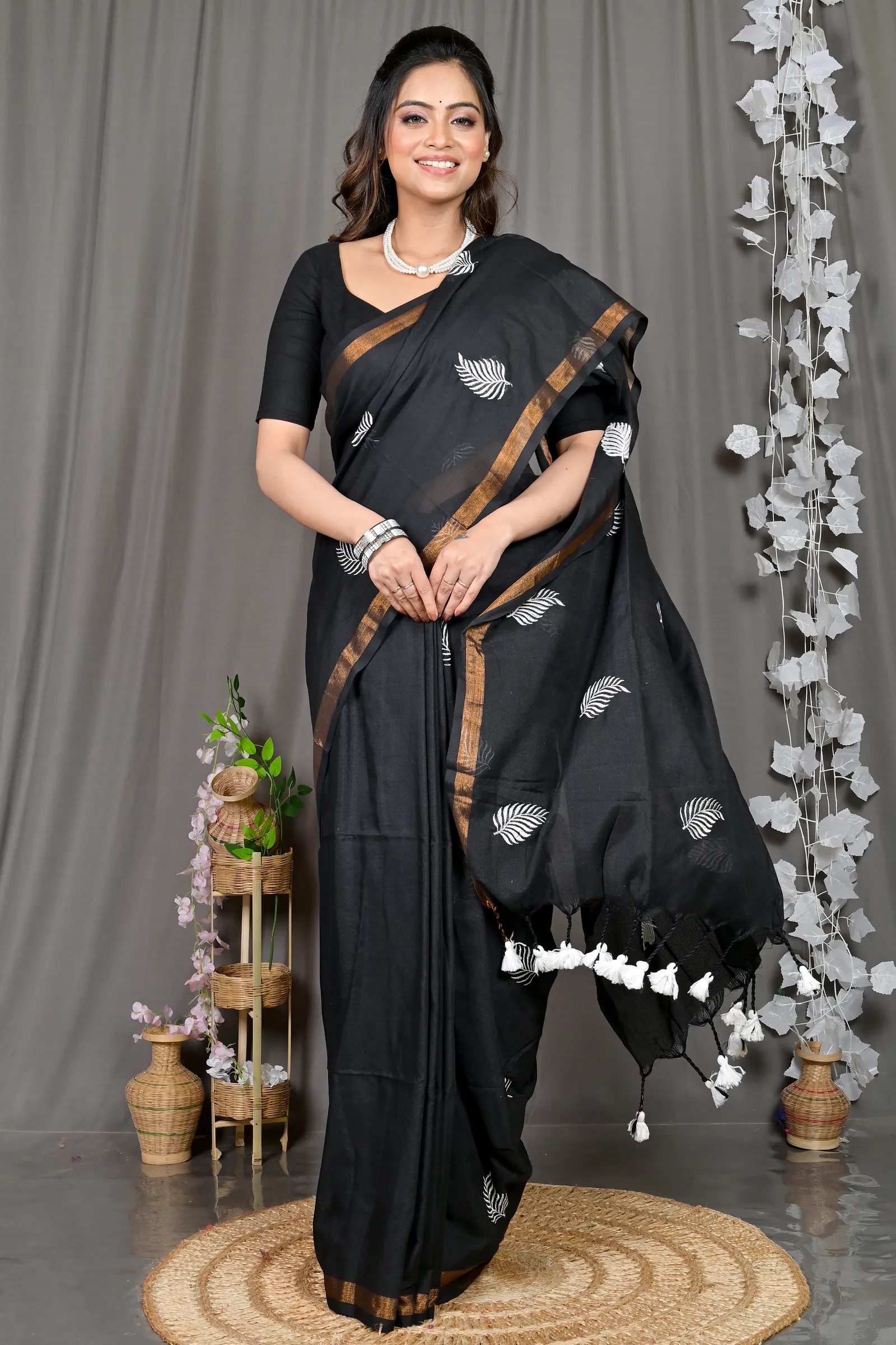 DipDiya Cotton Blended Black Parin Tradition in Every Thread Handloom Sarees