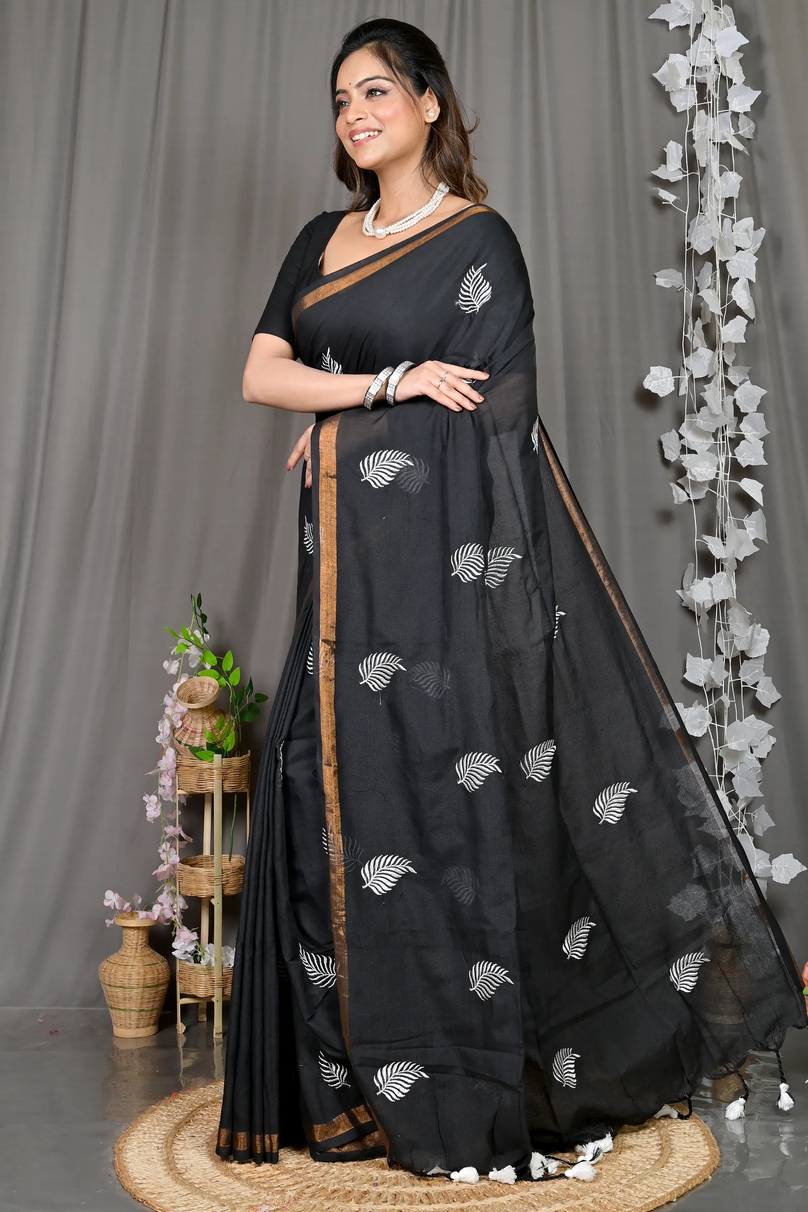 DipDiya Cotton Blended Black Parin Tradition in Every Thread Handloom Sarees