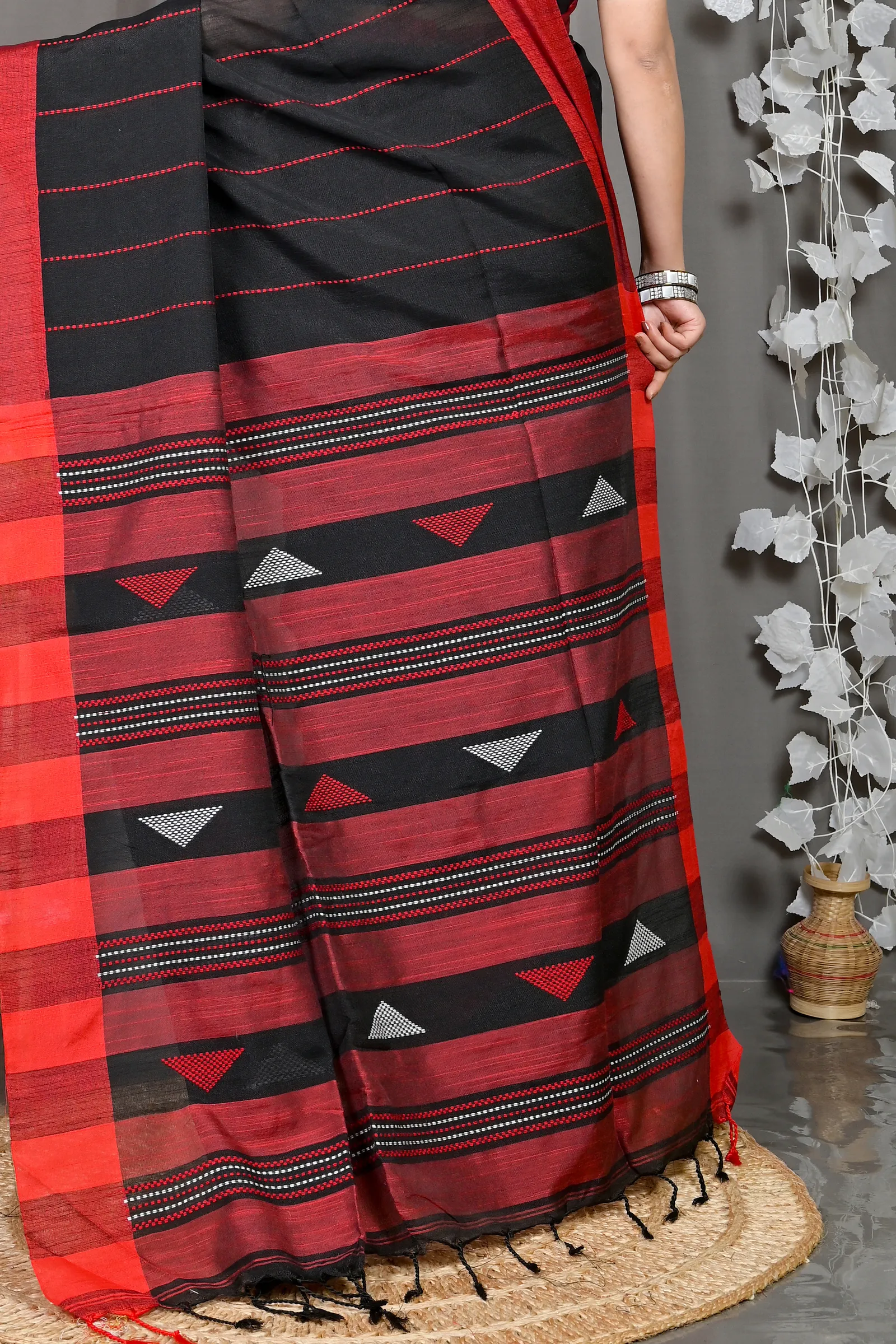 DipDiya Cotton Blended Black Parnika Heritage Elegance Handloom Sarees