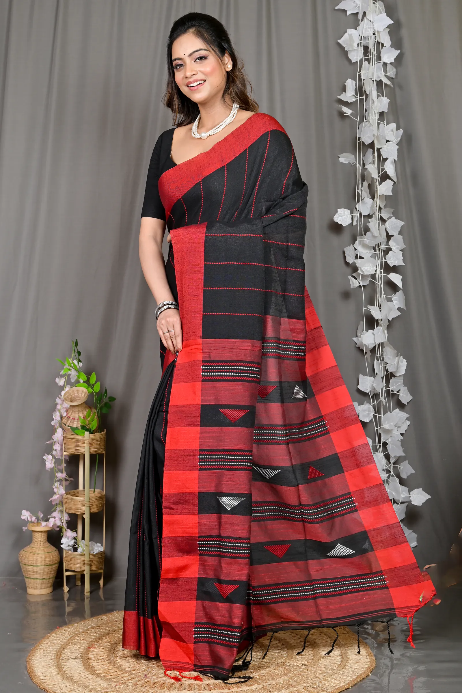DipDiya Cotton Blended Black Parnika Heritage Elegance Handloom Sarees