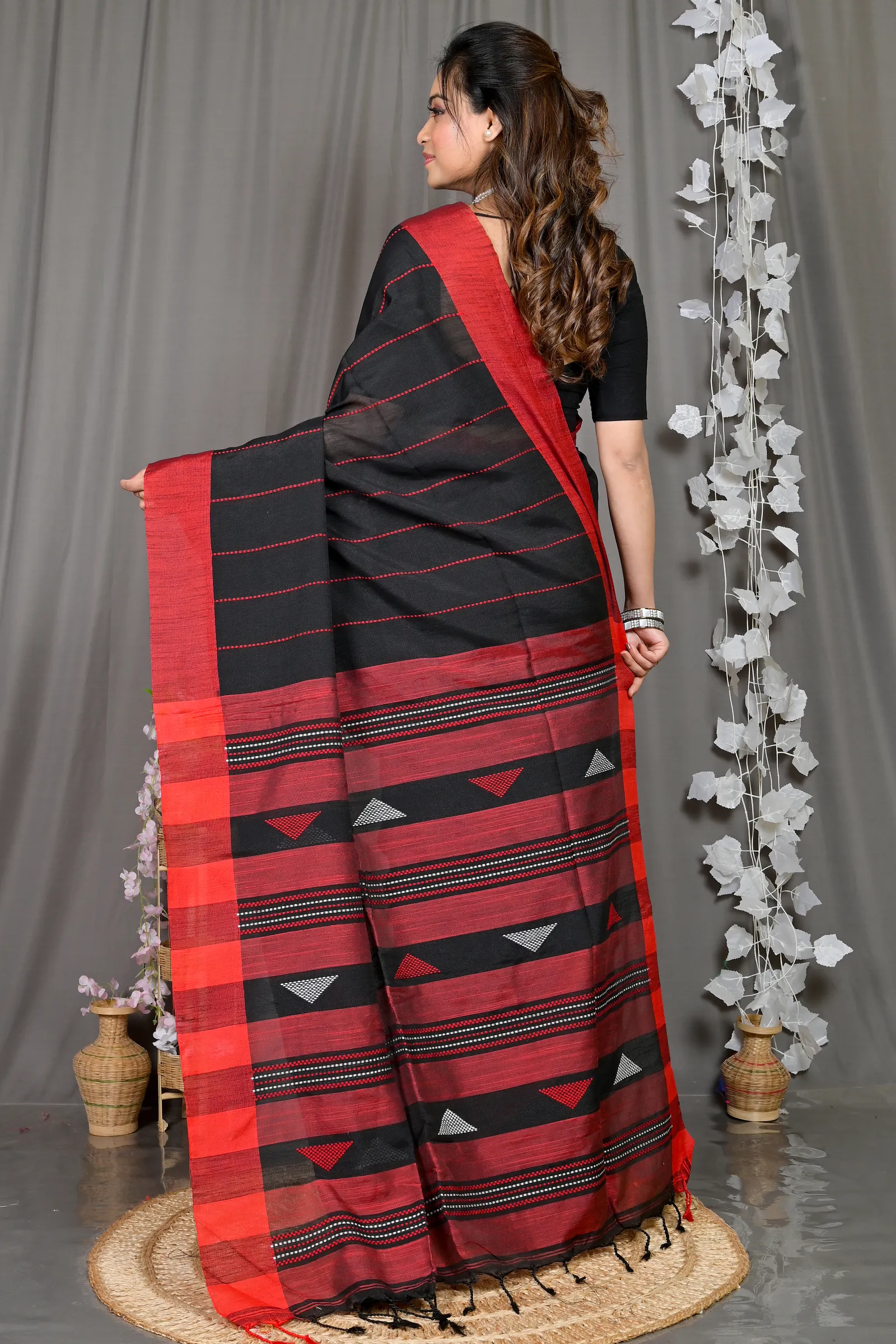 DipDiya Cotton Blended Black Parnika Heritage Elegance Handloom Sarees