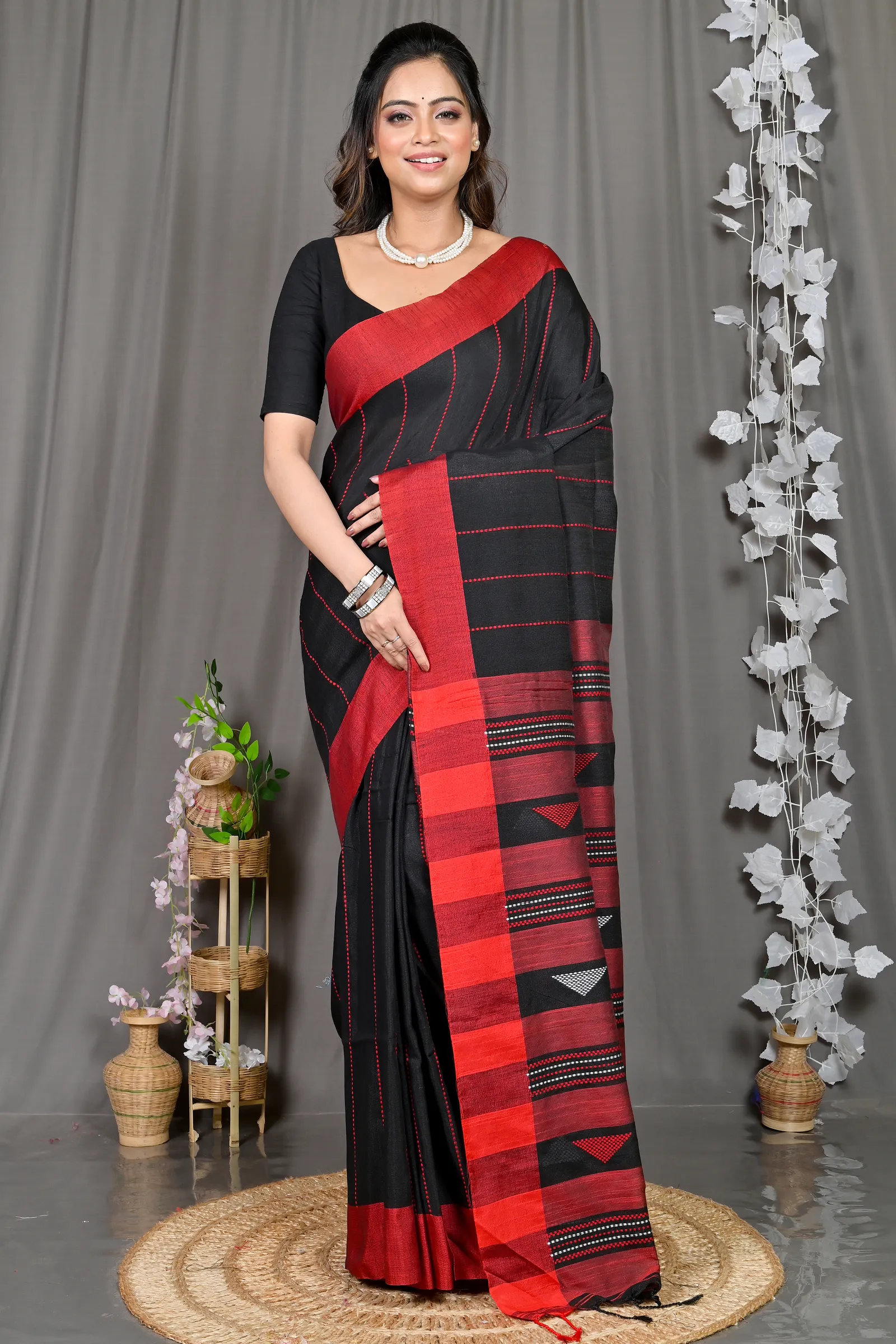 DipDiya Cotton Blended Black Parnika Heritage Elegance Handloom Sarees