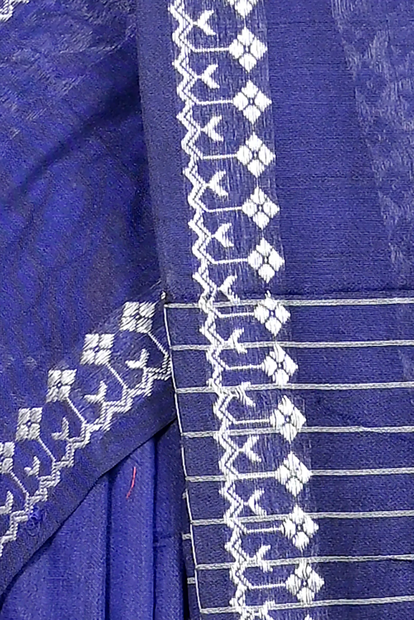 DipDiya Cotton Blended Blue Pareta Elegance in Every Weave Handloom Sarees