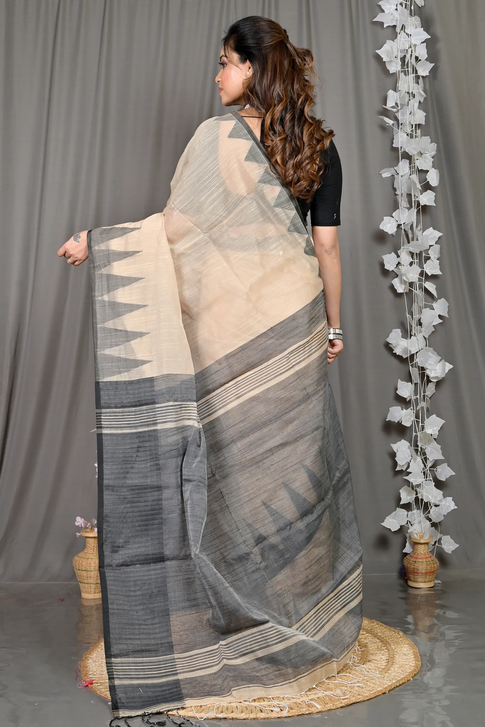 DipDiya Cotton Blended Cream Pariva Classic Bengali Handloom Sarees