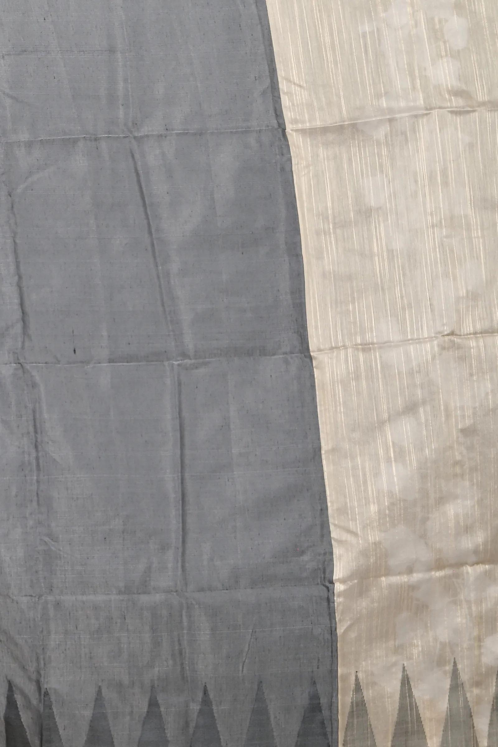 DipDiya Cotton Blended Cream Pariva Classic Bengali Handloom Sarees