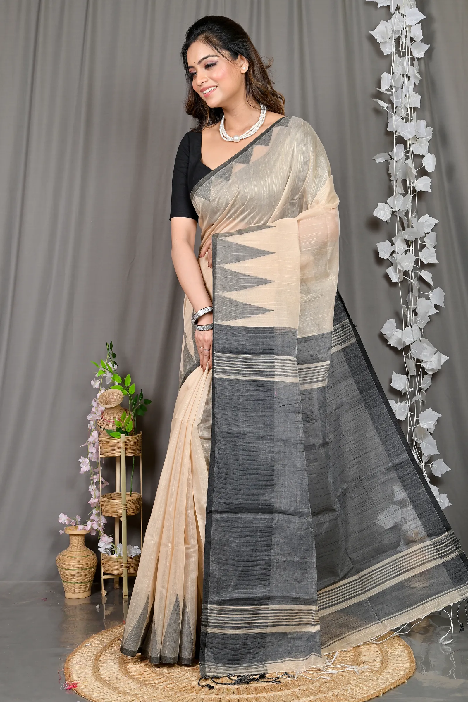 DipDiya Cotton Blended Cream Pariva Classic Bengali Handloom Sarees