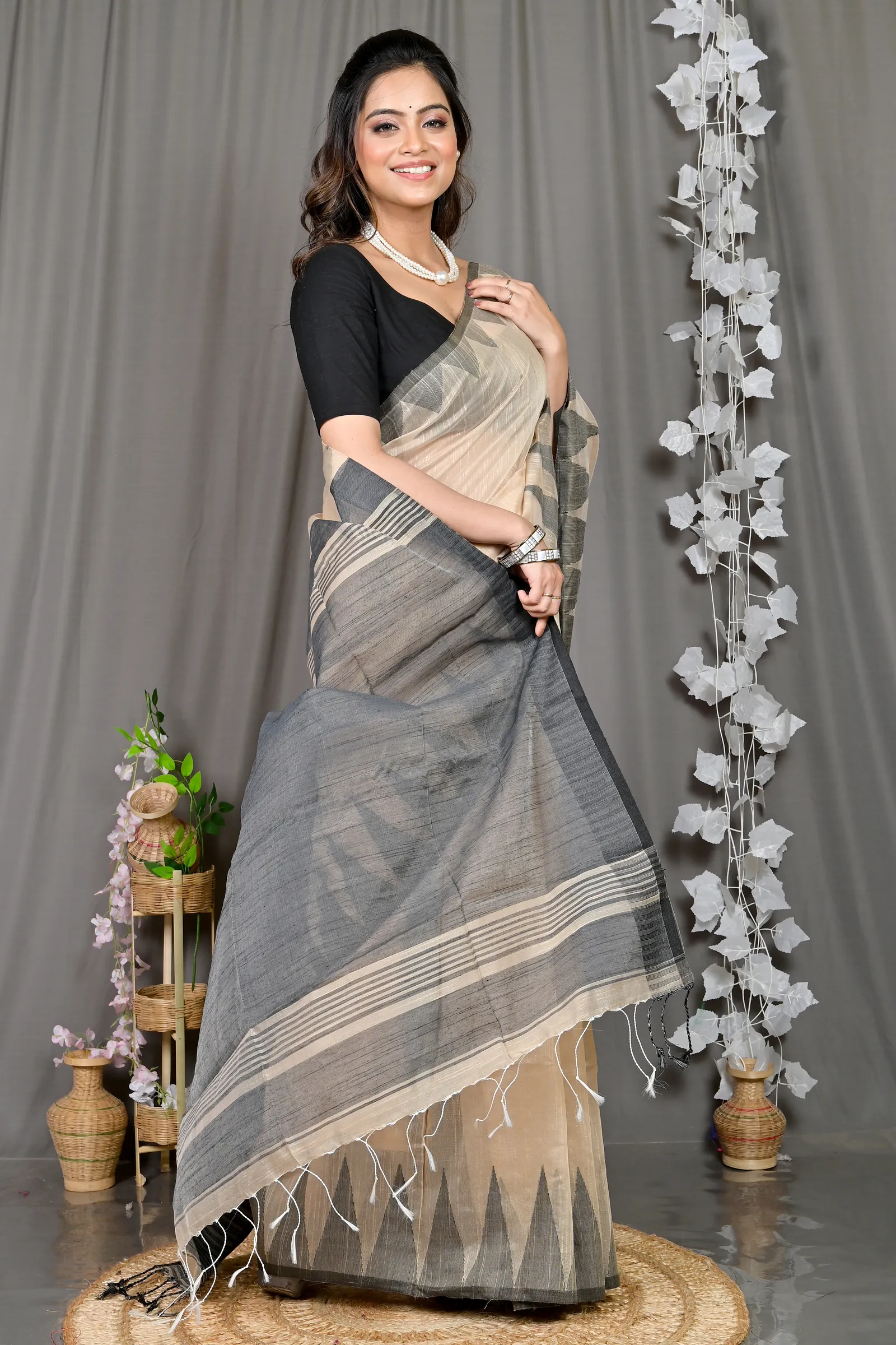 DipDiya Cotton Blended Cream Pariva Classic Bengali Handloom Sarees