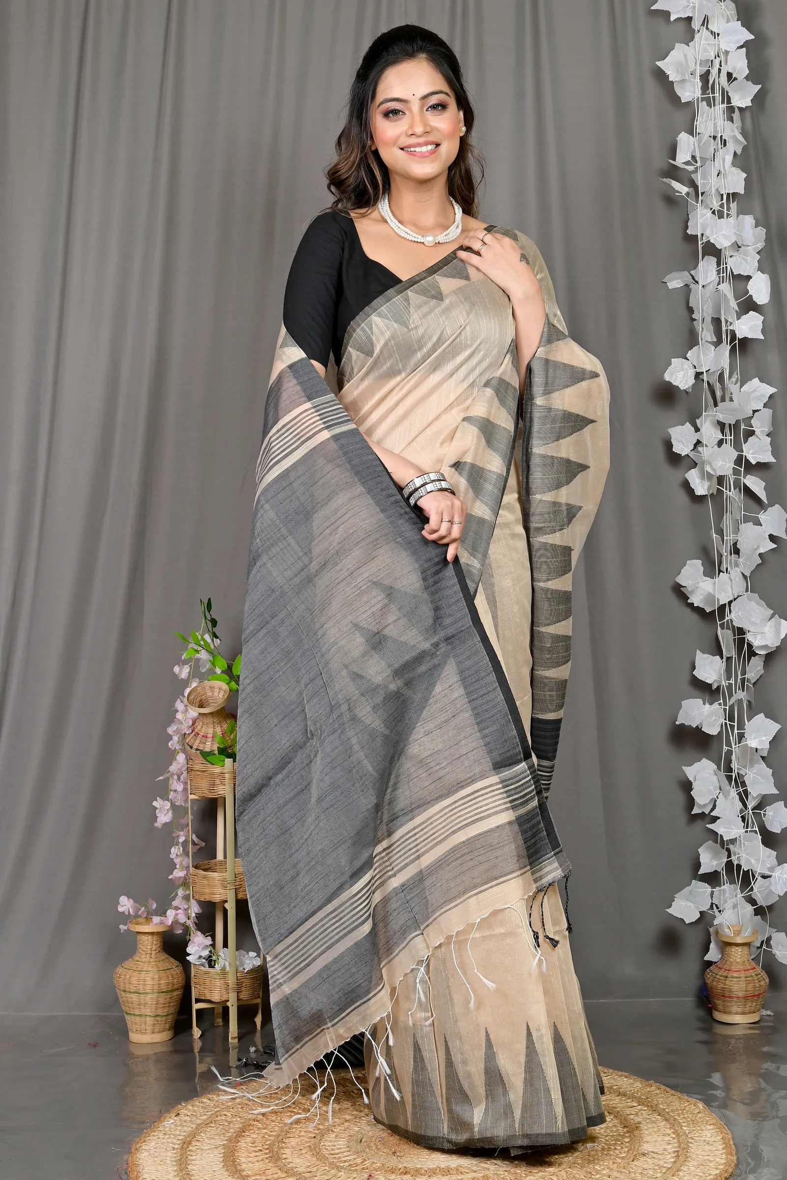 DipDiya Cotton Blended Cream Pariva Classic Bengali Handloom Sarees