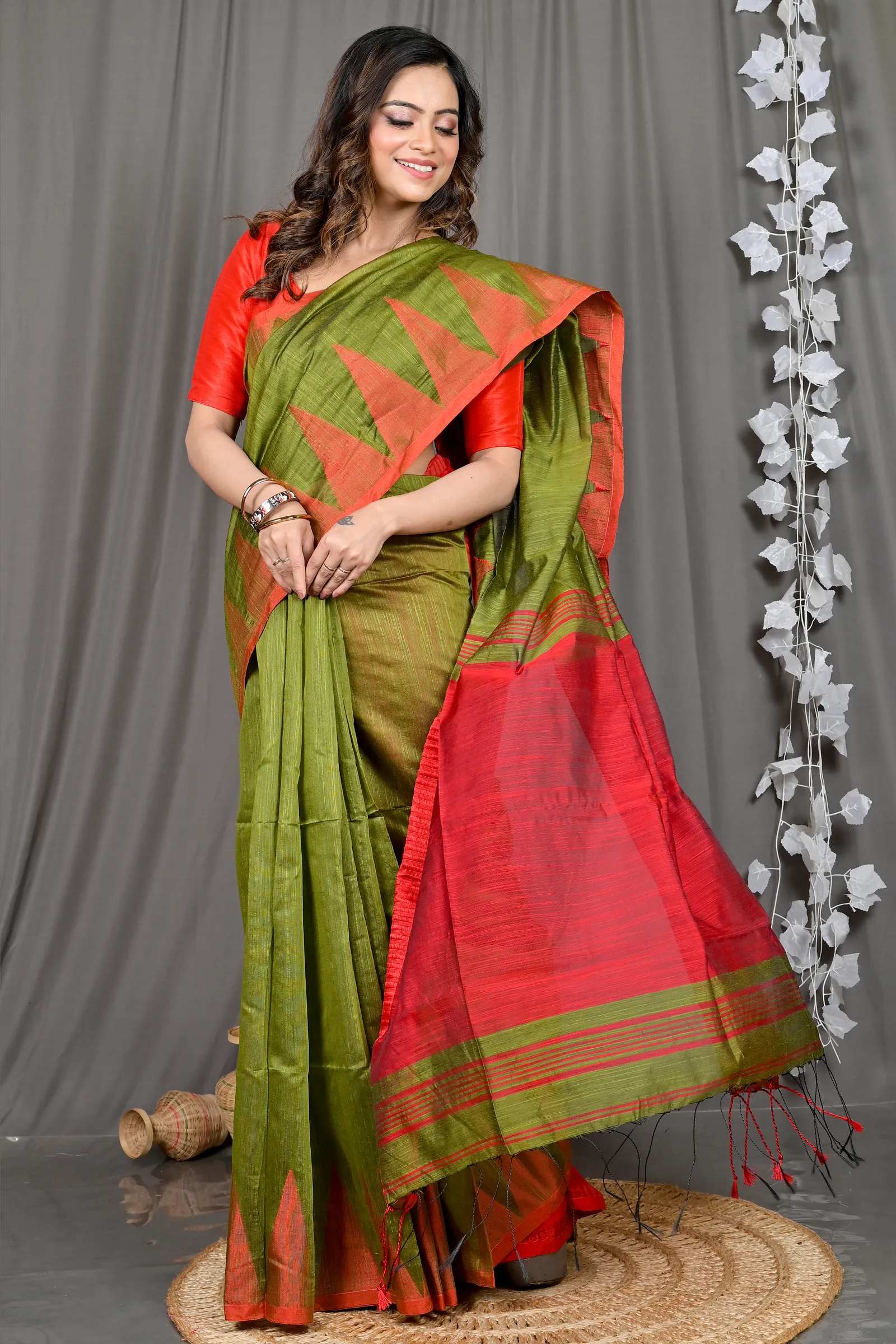 DipDiya Cotton Blended Dark Green Pariva Artisan Woven Handloom Sarees