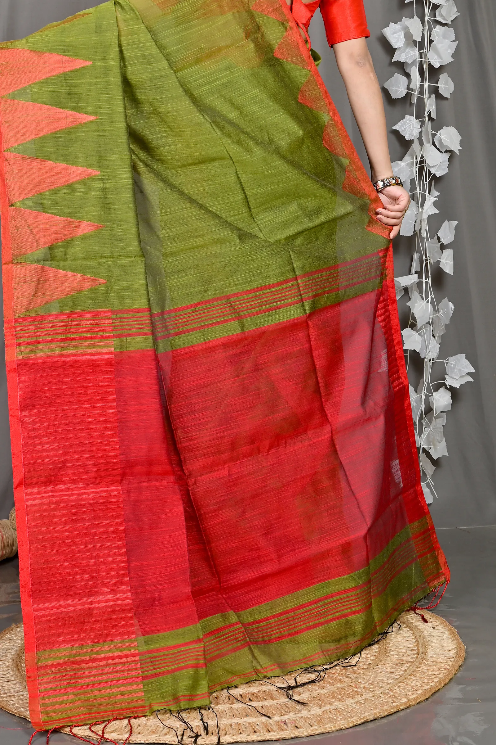 DipDiya Cotton Blended Dark Green Pariva Artisan Woven Handloom Sarees