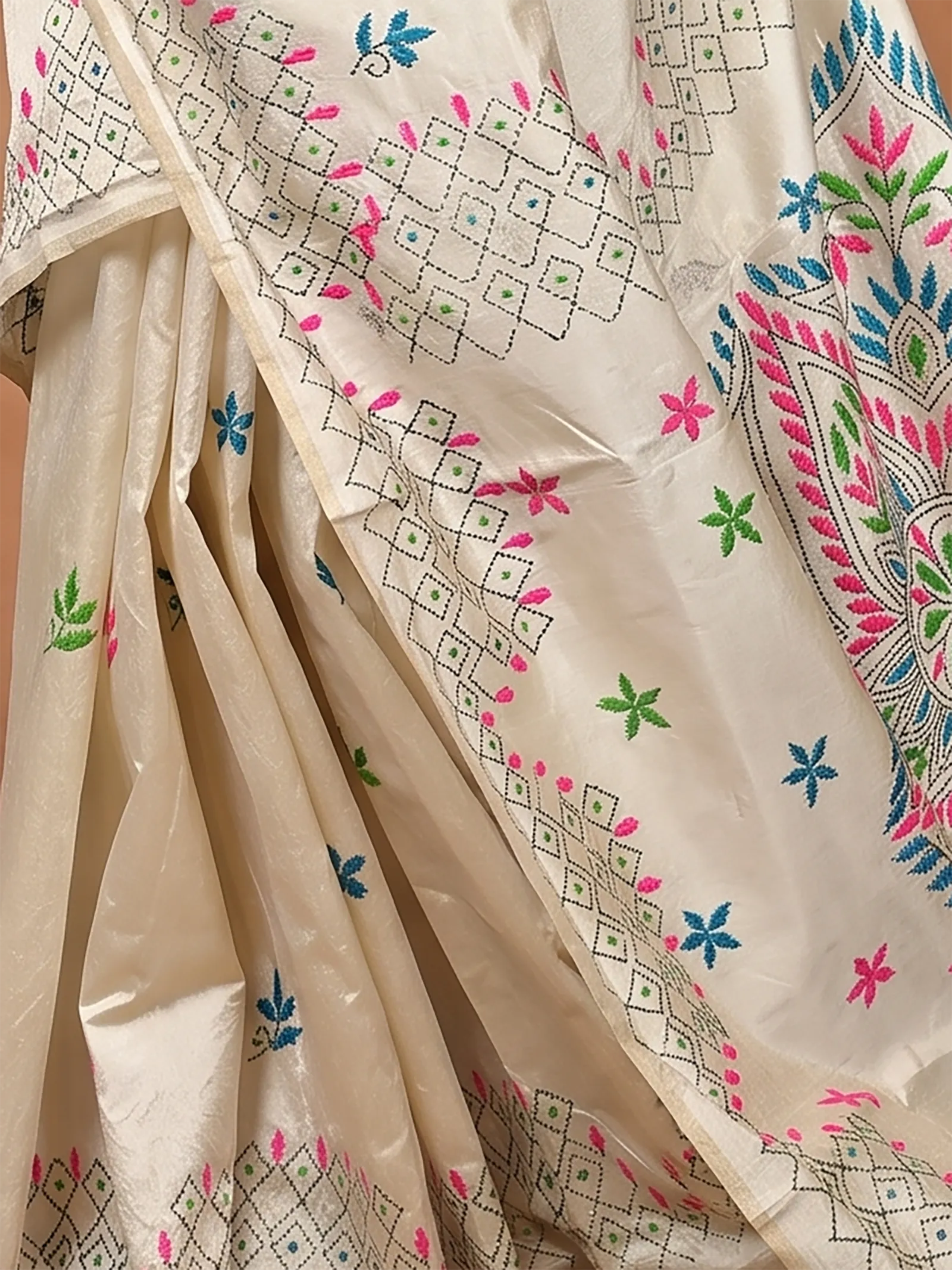 DipDiya Cotton Blended  Traditional Bengali White Artisan Crafted Soumika Kantha Stitch Saree