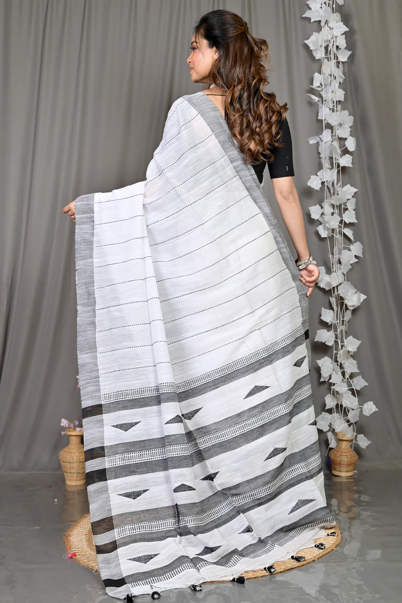 DipDiya Cotton Blended White Parnika Heritage of Bengal Handloom Sarees