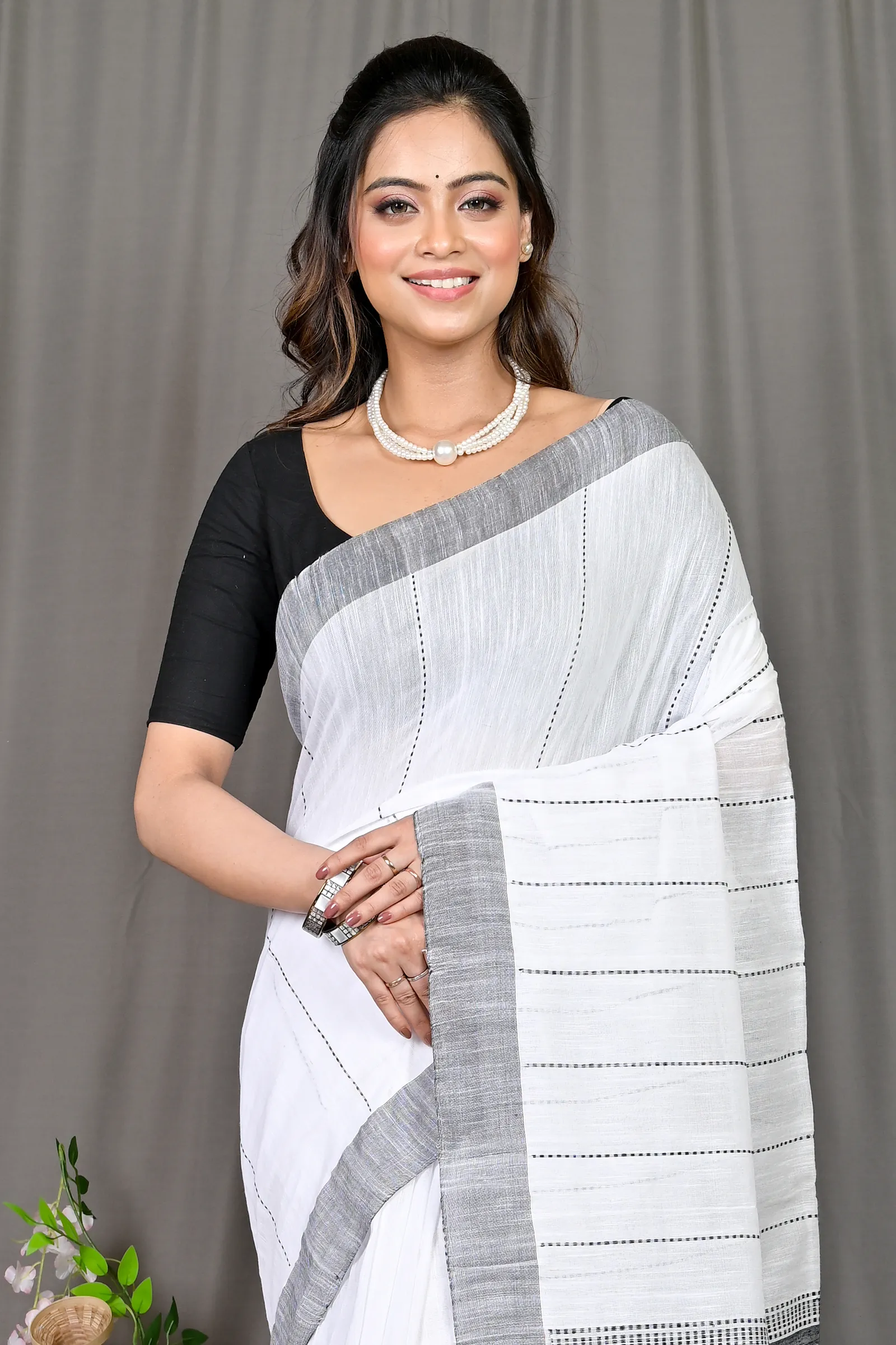 DipDiya Cotton Blended White Parnika Heritage of Bengal Handloom Sarees