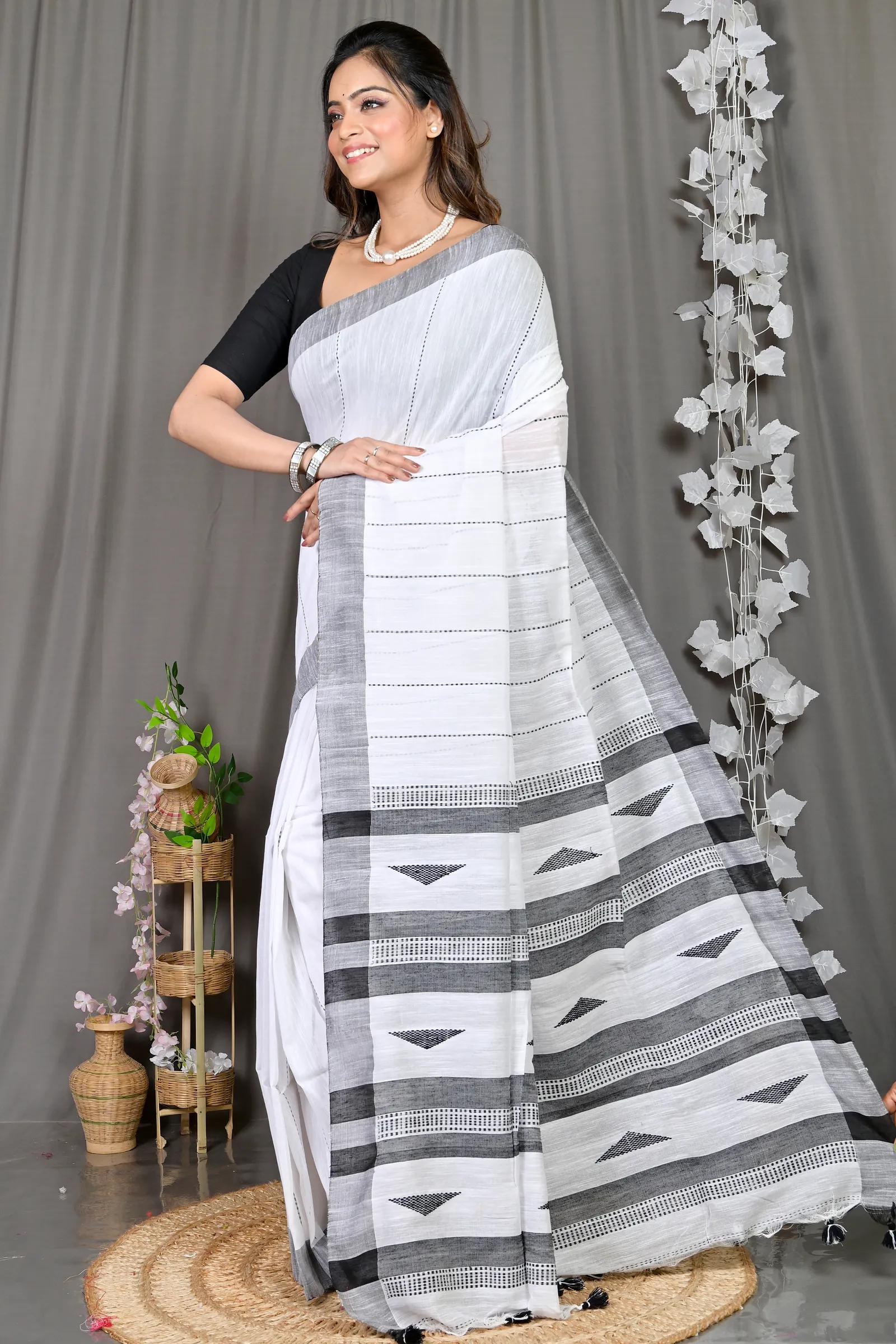 DipDiya Cotton Blended White Parnika Heritage of Bengal Handloom Sarees
