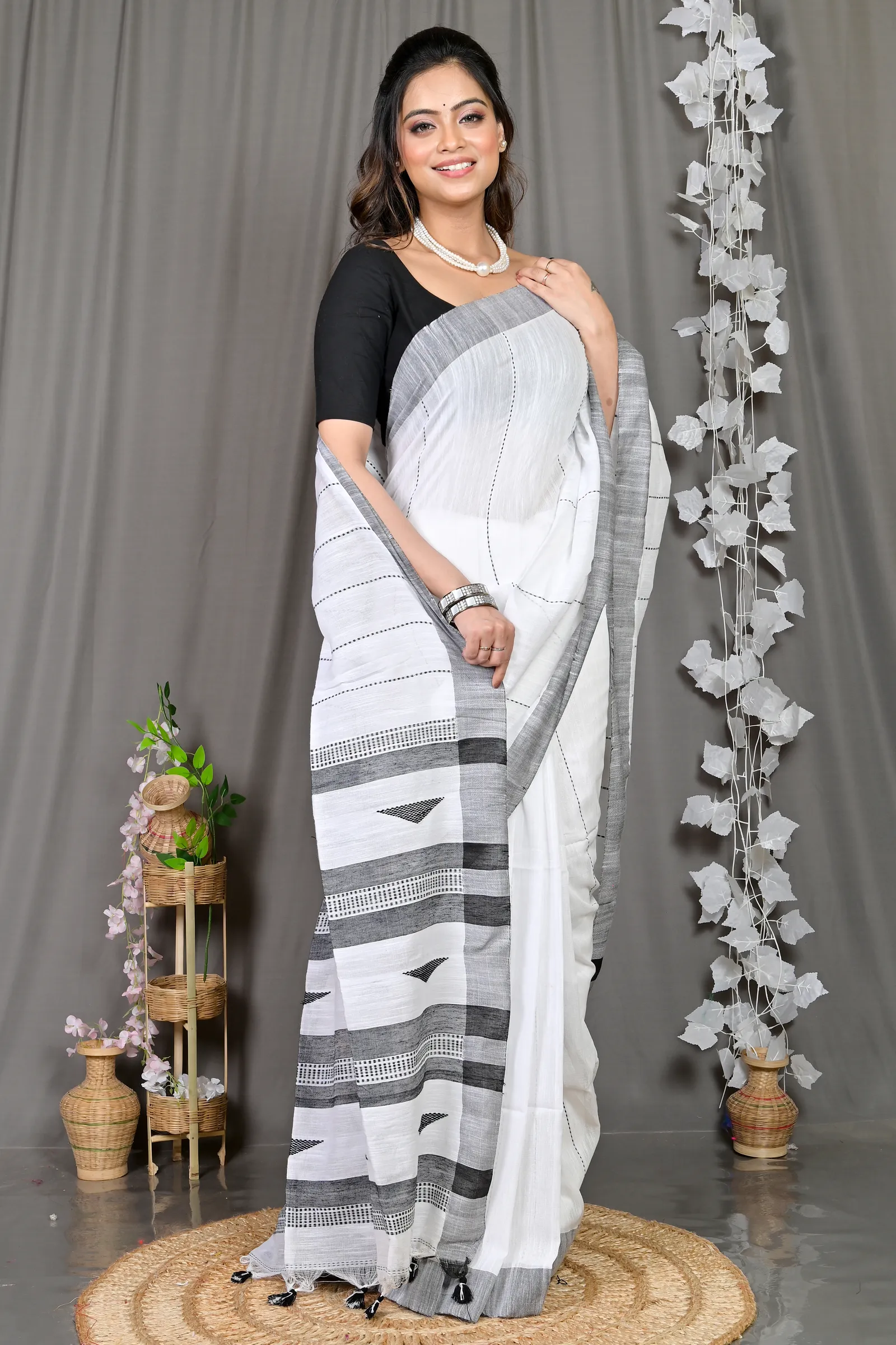 DipDiya Cotton Blended White Parnika Heritage of Bengal Handloom Sarees