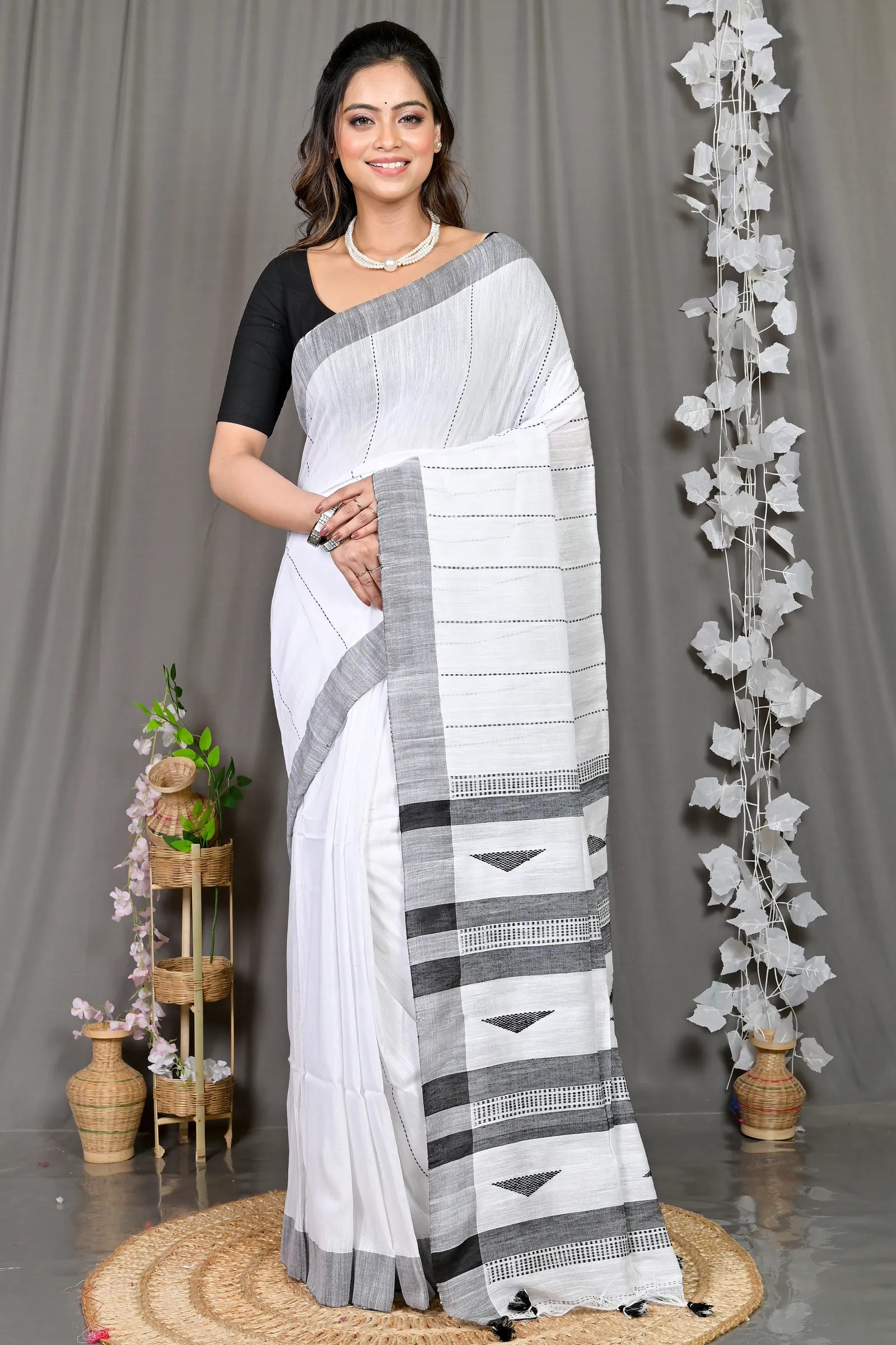 DipDiya Cotton Blended White Parnika Heritage of Bengal Handloom Sarees